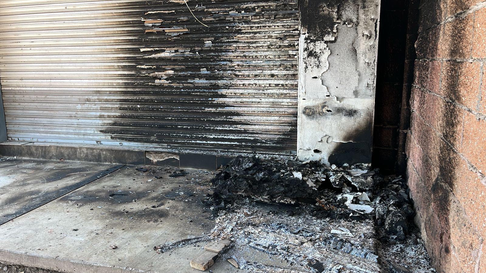 $!Balean e incendian gasolinera y expendio por la carretera Culiacán-Eldorado