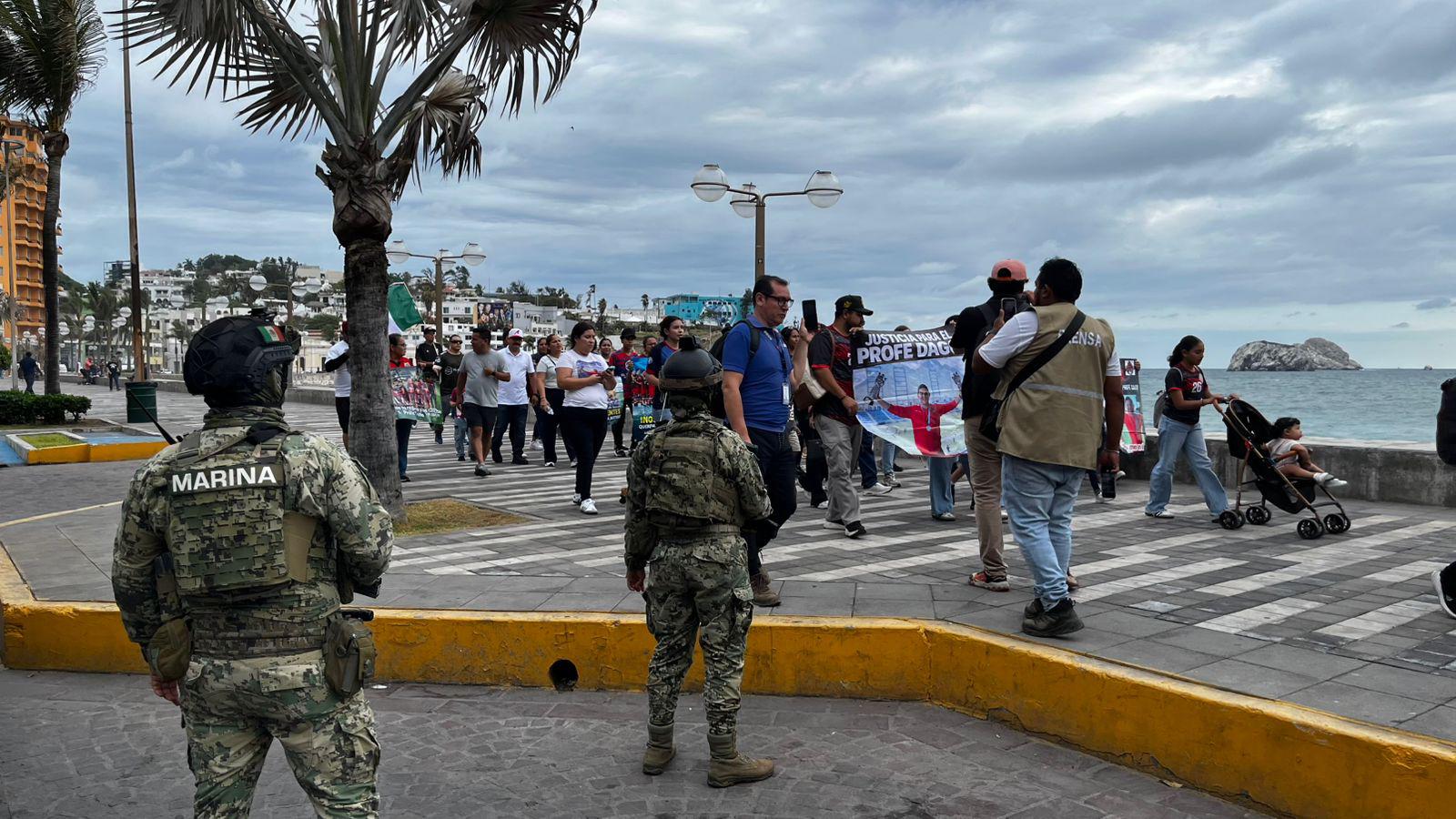 $!Exigen liberación de profesores detenidos en Mazatlán; se manifiestan durante evento turístico