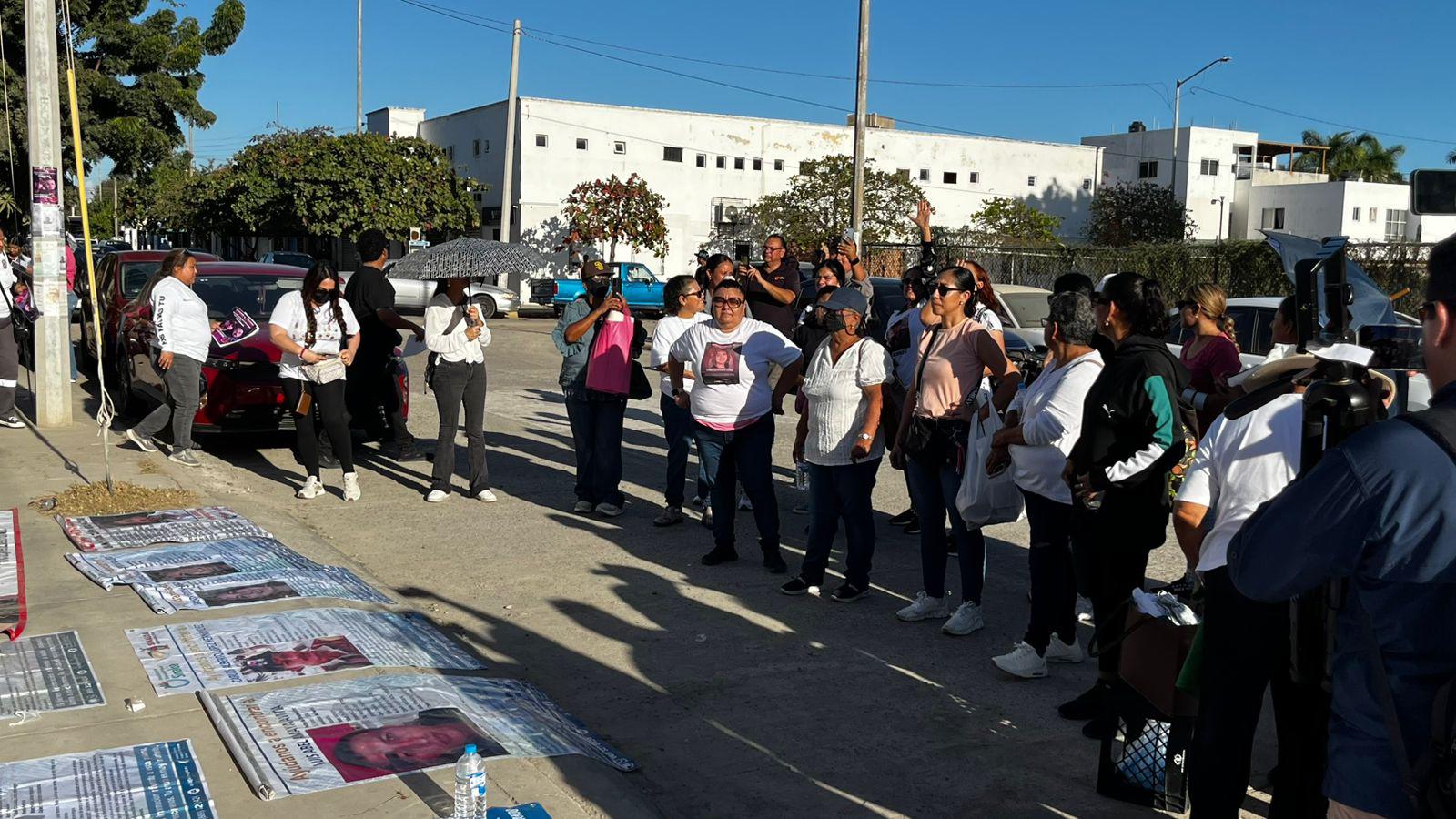 $!Gritan en Semefo y Vicefiscalía en Mazatlán por sus desaparecidos