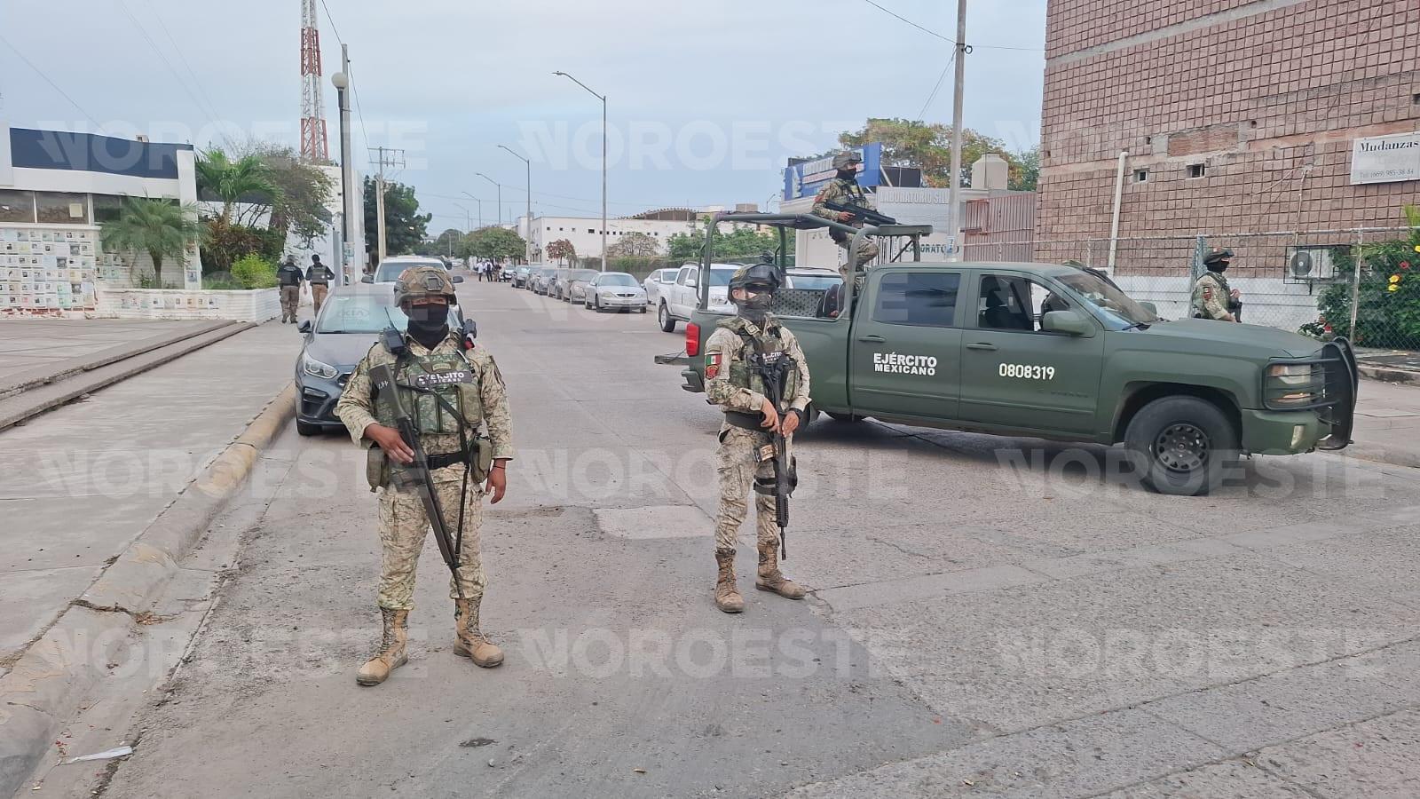 $!Sitian Fuerzas Federales el Semefo en Mazatlán donde familiares acuden a identificar cuerpos exhumados de fosa en El Verde, Concordia