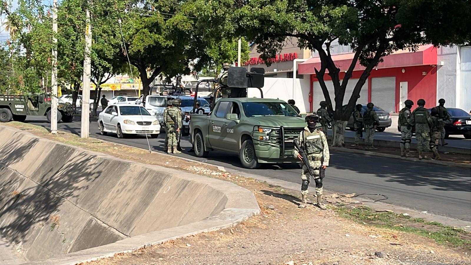 $!Detienen a tres jóvenes y aseguran vehículo en la colonia Emiliano Zapata, en Culiacán