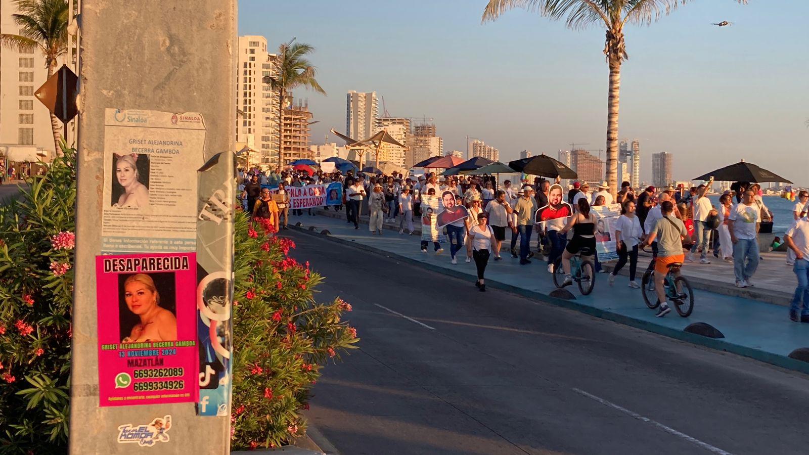 $!Mazatlecos exigen paz y revocación de mandato en marcha en el malecón