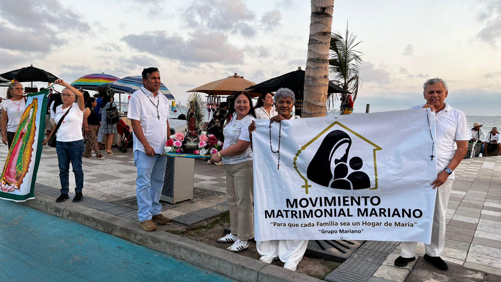 $!Cientos de fieles recorren el malecón de Mazatlán en una jornada de oración por la paz