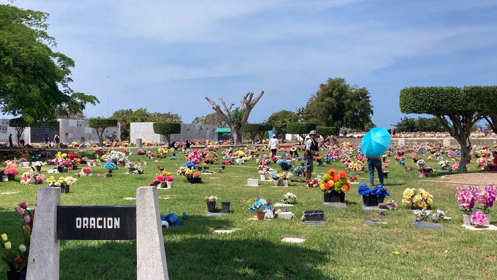 $!Familias mazatlecas acuden a panteones para hacer limpieza y arreglos previo al Día del Padre