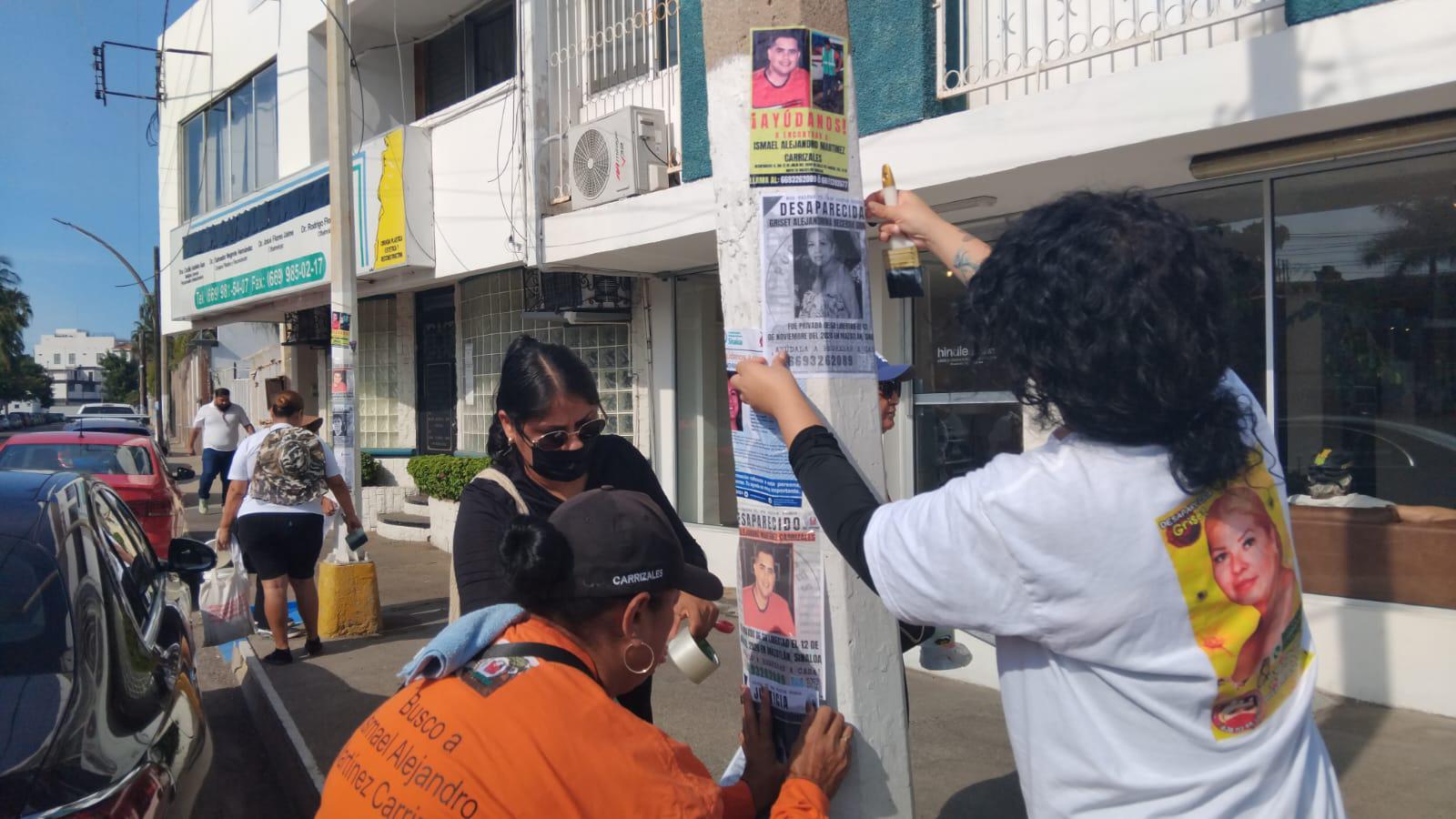 $!Realiza colectivo extensa jornada de pega de fichas de desaparecidos en Mazatlán