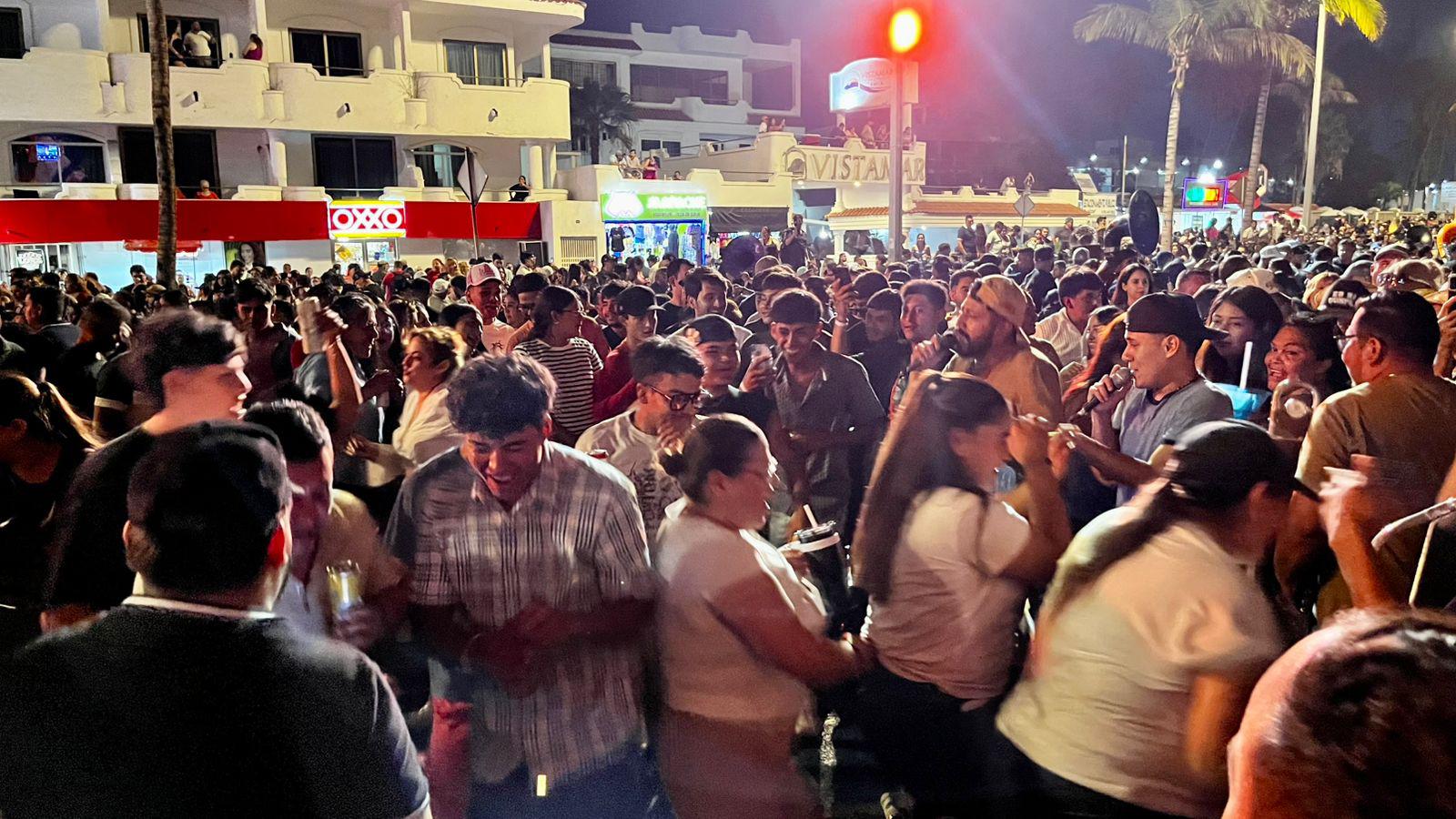 $!Reúne zona de las Letras de Mazatlán a cientos de personas durante el Viernes Santo
