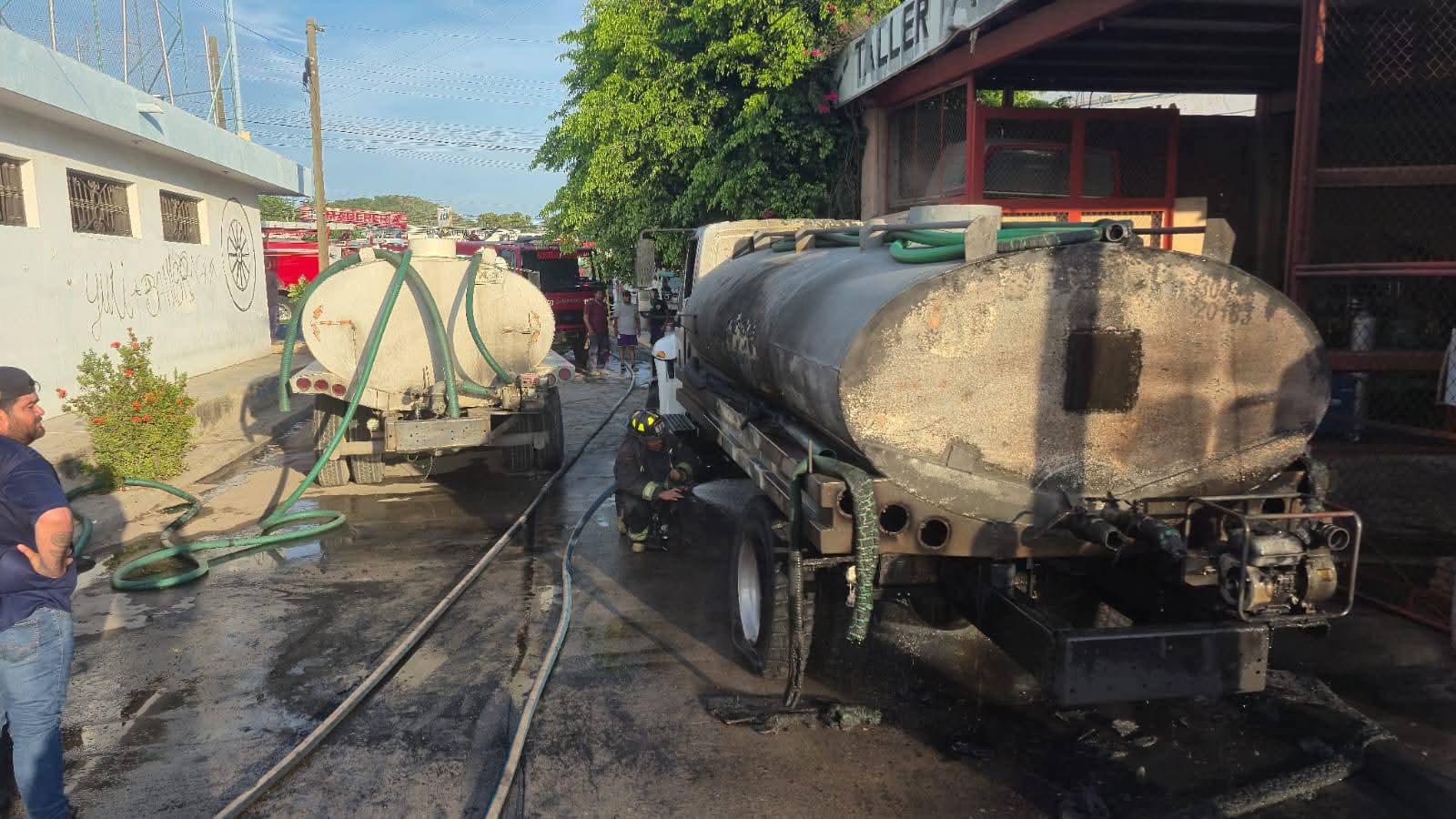 $!Incendio de pipa provoca caos vial y volcadura en el Libramiento Colosio, en Mazatlán