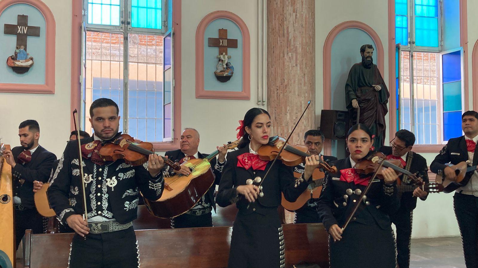 $!Honran y agradecen músicos mazatlecos a Santa Cecilia con ‘Las Mañanitas’ en su día
