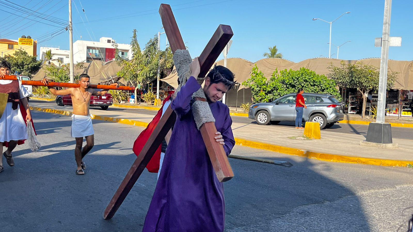 $!Recuerdan jóvenes el sentido de la Semana Santa con manifestación en Mazatlán