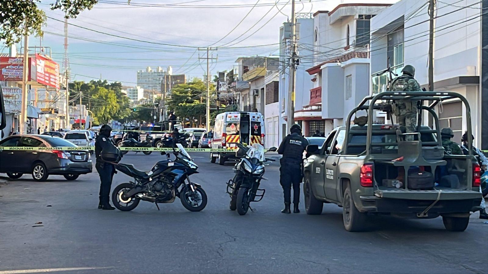 $!Reportan balacera en El Barrio... y pistoleros rematan a la víctima en una ambulancia de Cruz Roja