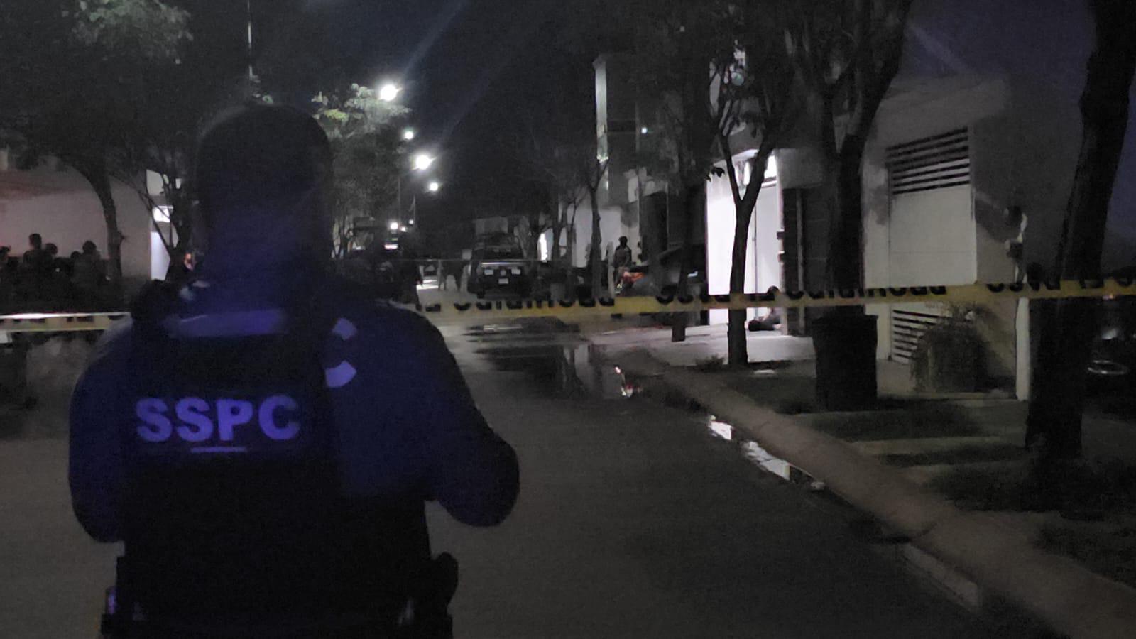 $!Asesinan a un hombre dentro de su domicilio en Stanza Cantabria, en Culiacán; quedó sin vida en la cochera