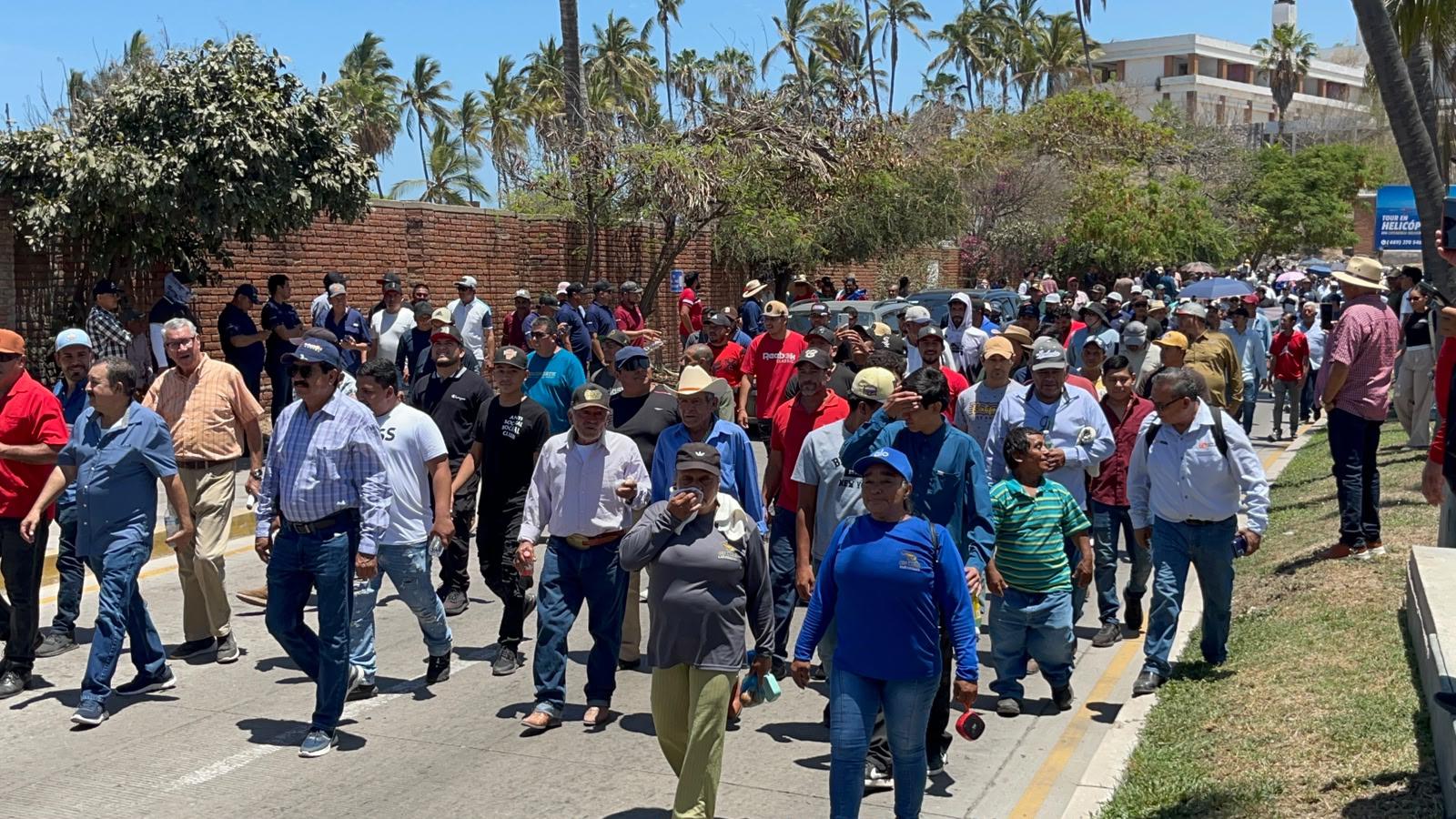$!Sector pesquero marcha en Mazatlán para exigir cierre al camarón ilegal