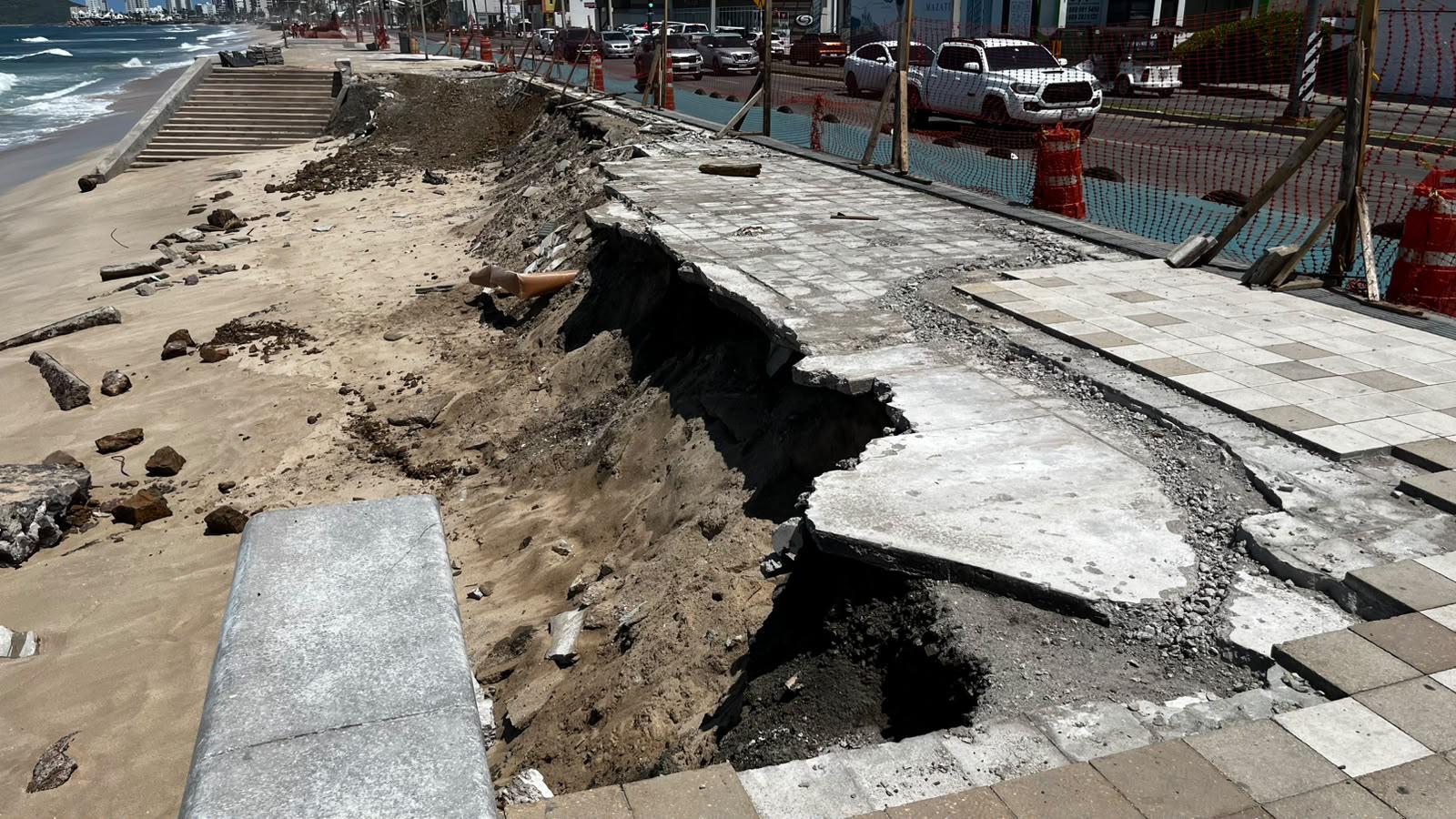 $!Prevén que reparación de socavón en el Malecón de Mazatlán dure aproximadamente dos meses