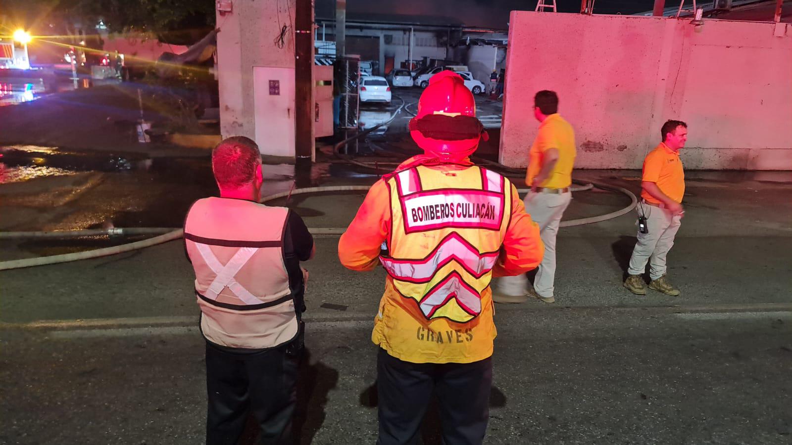 $!Evacúan a 113 personas por incendio en bodega de Bachigualato, en Culiacán