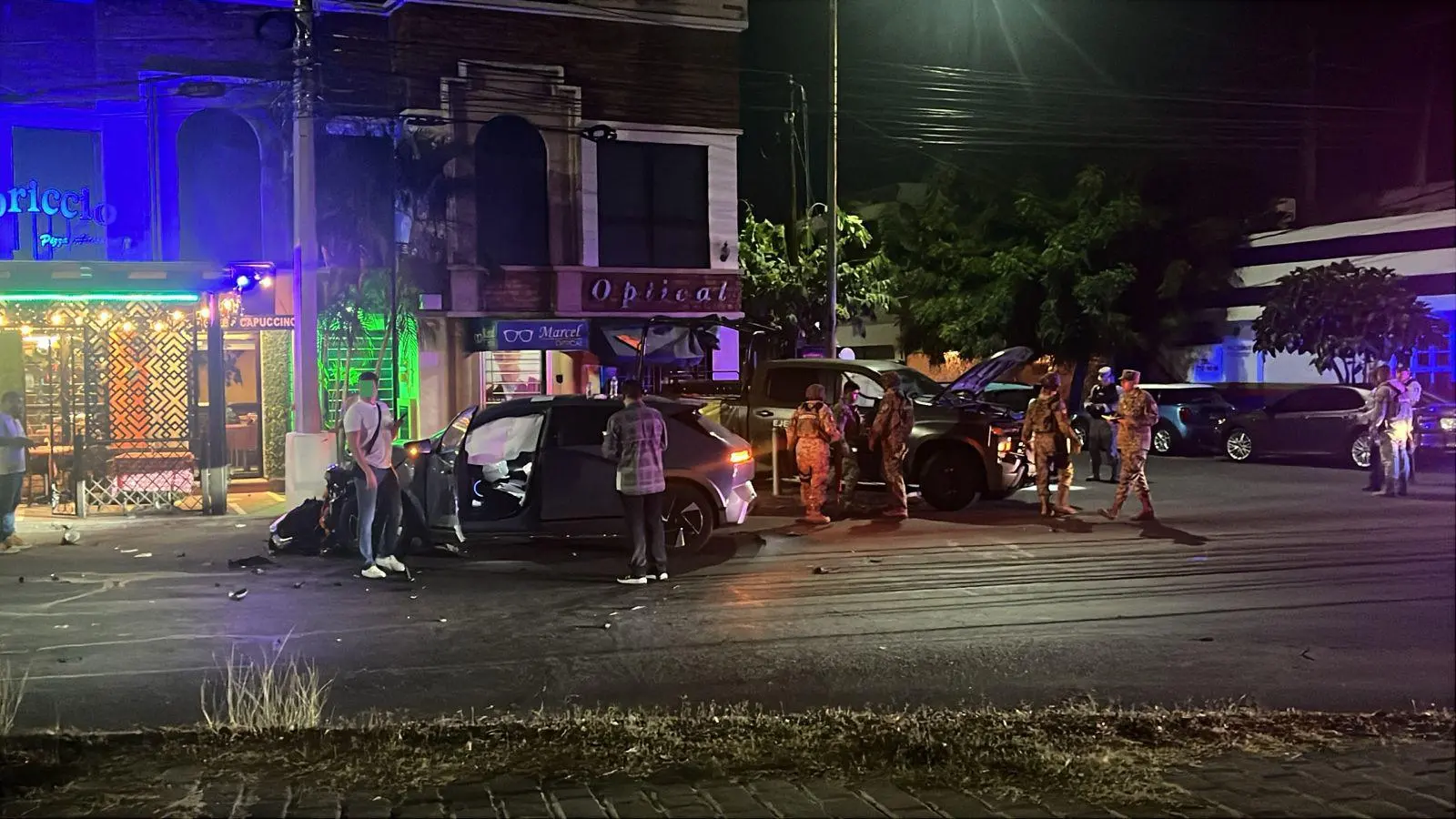 $!Choque en Las Quintas 4 militares heridos y daños en negocio en Culiacán