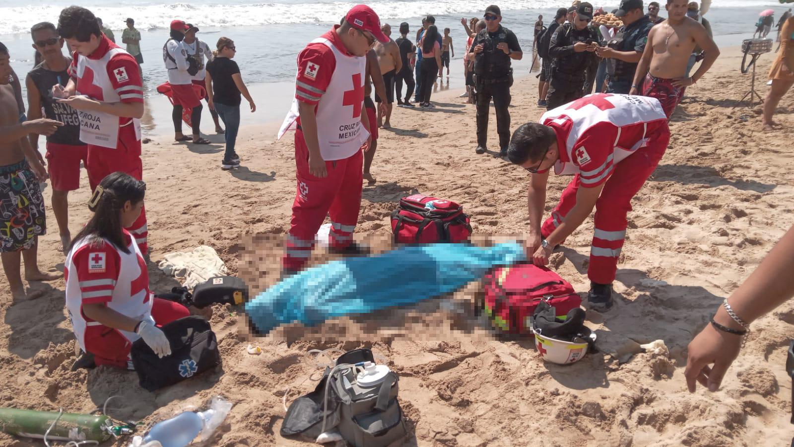 $!Muere hombre tras rescatar a una menor de ahogarse en el mar, en Mazatlán