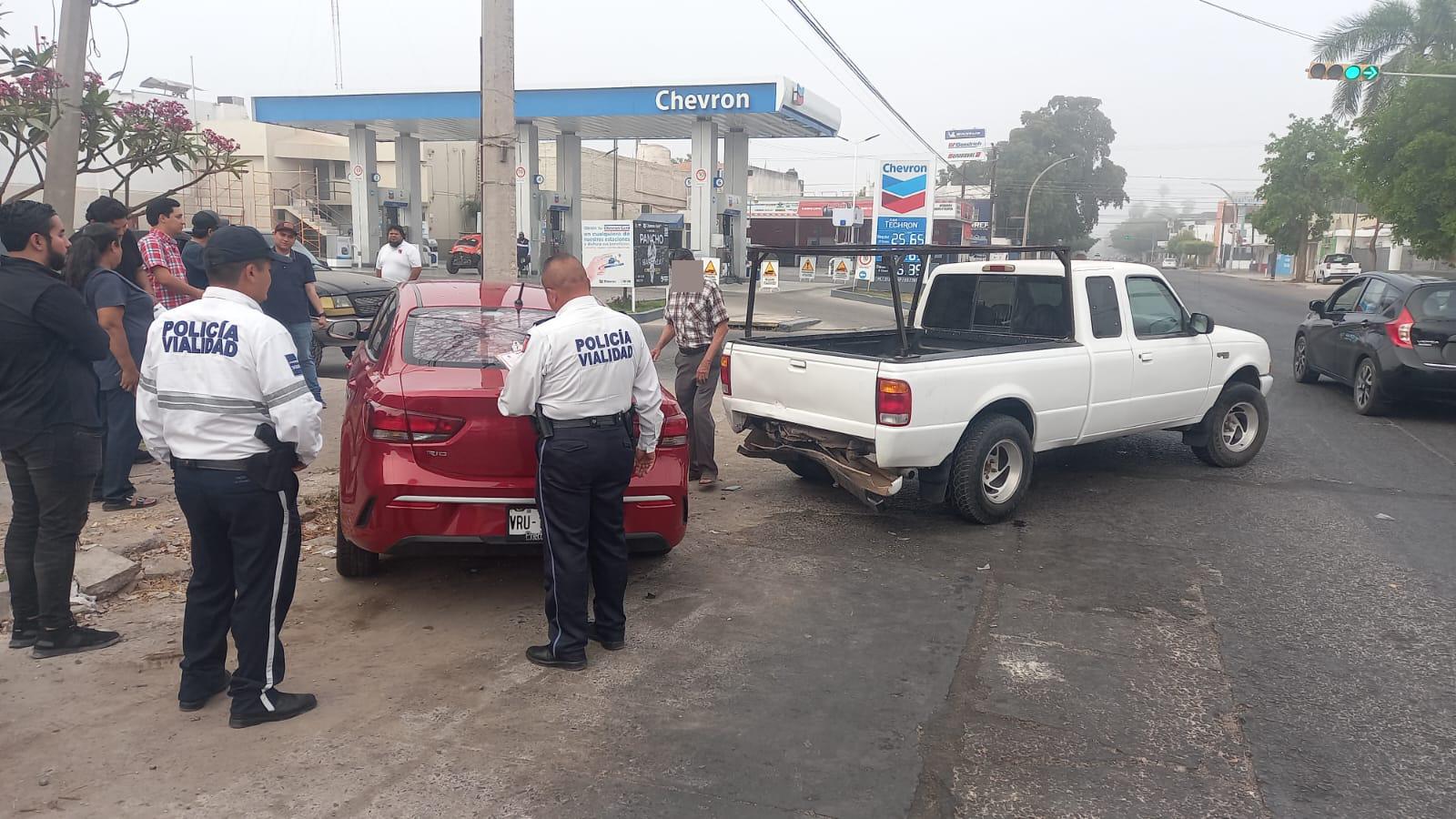 Choca por detrás a camioneta y termina estampado en un poste en Los Mochis