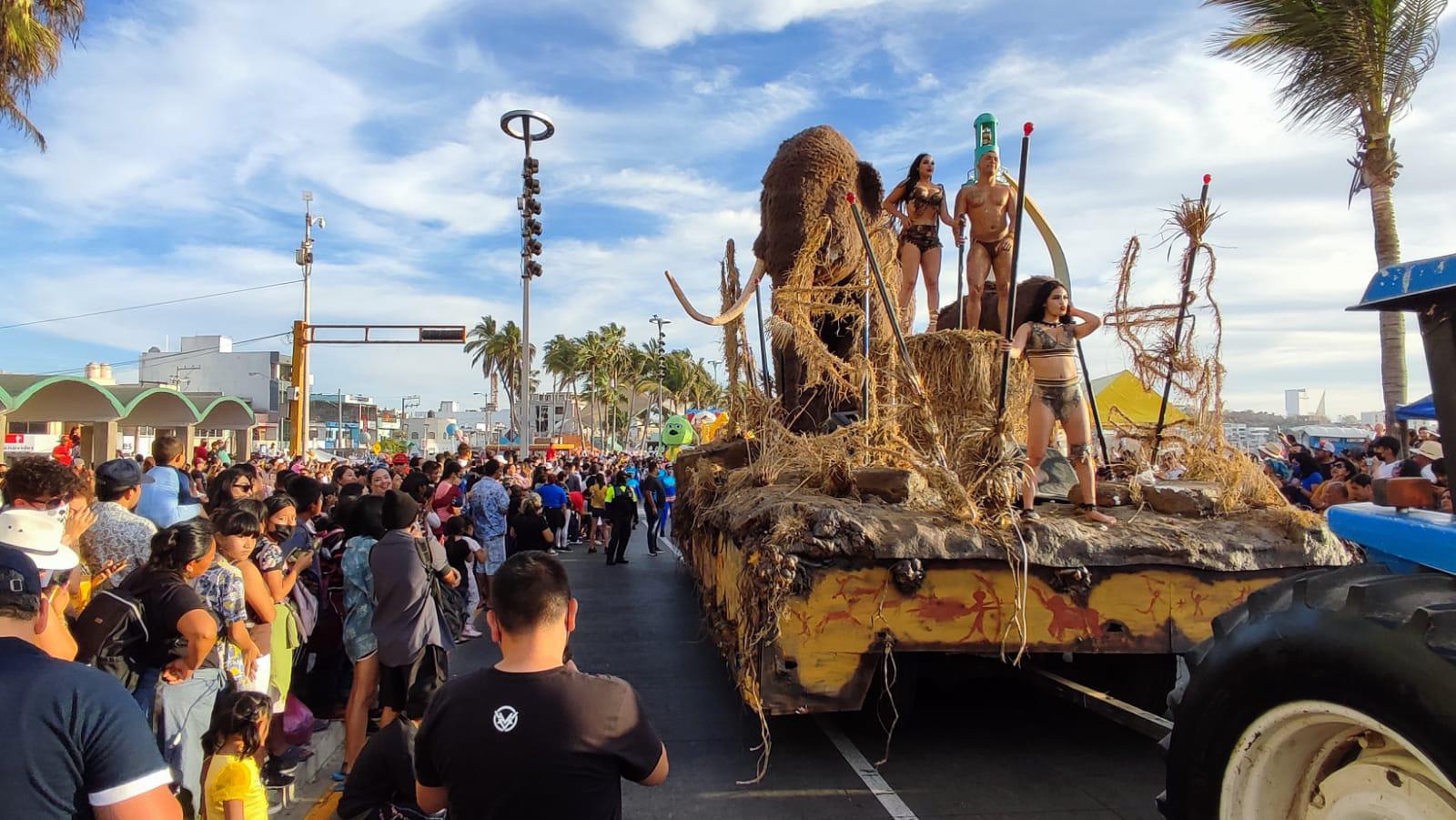 $!Desfile ‘carnavalero’ sorprende a turistas en el malecón de Mazatlán