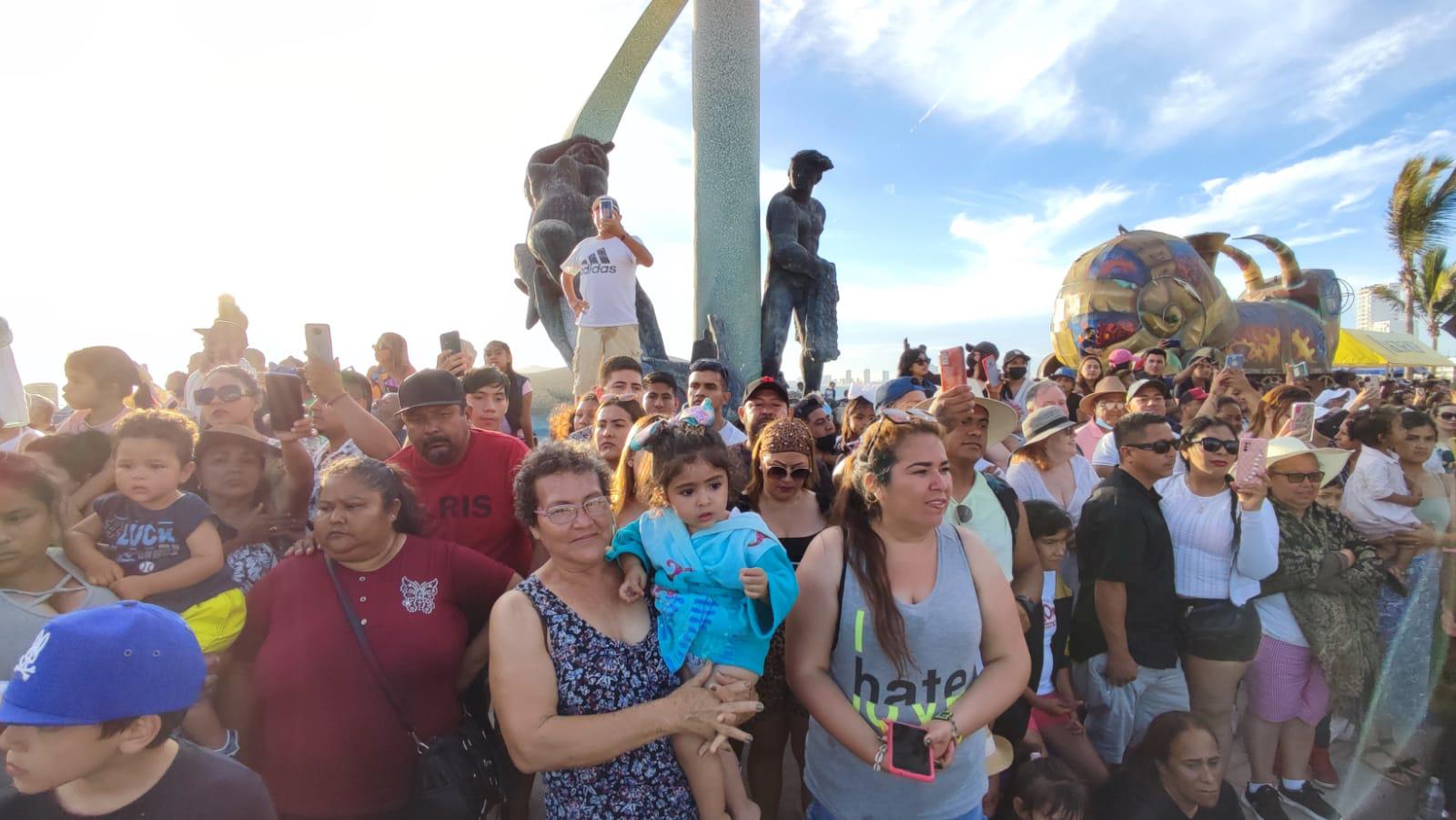 $!Desfile ‘carnavalero’ sorprende a turistas en el malecón de Mazatlán