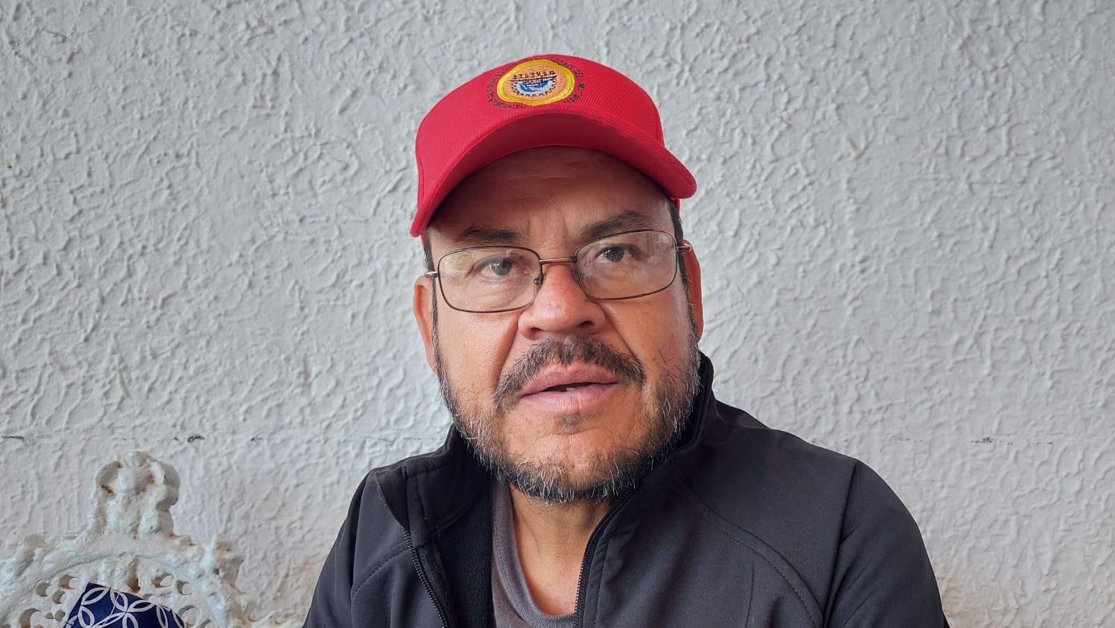 $!En protesta, sindicalizados duermen frente al Palacio Municipal de Guasave