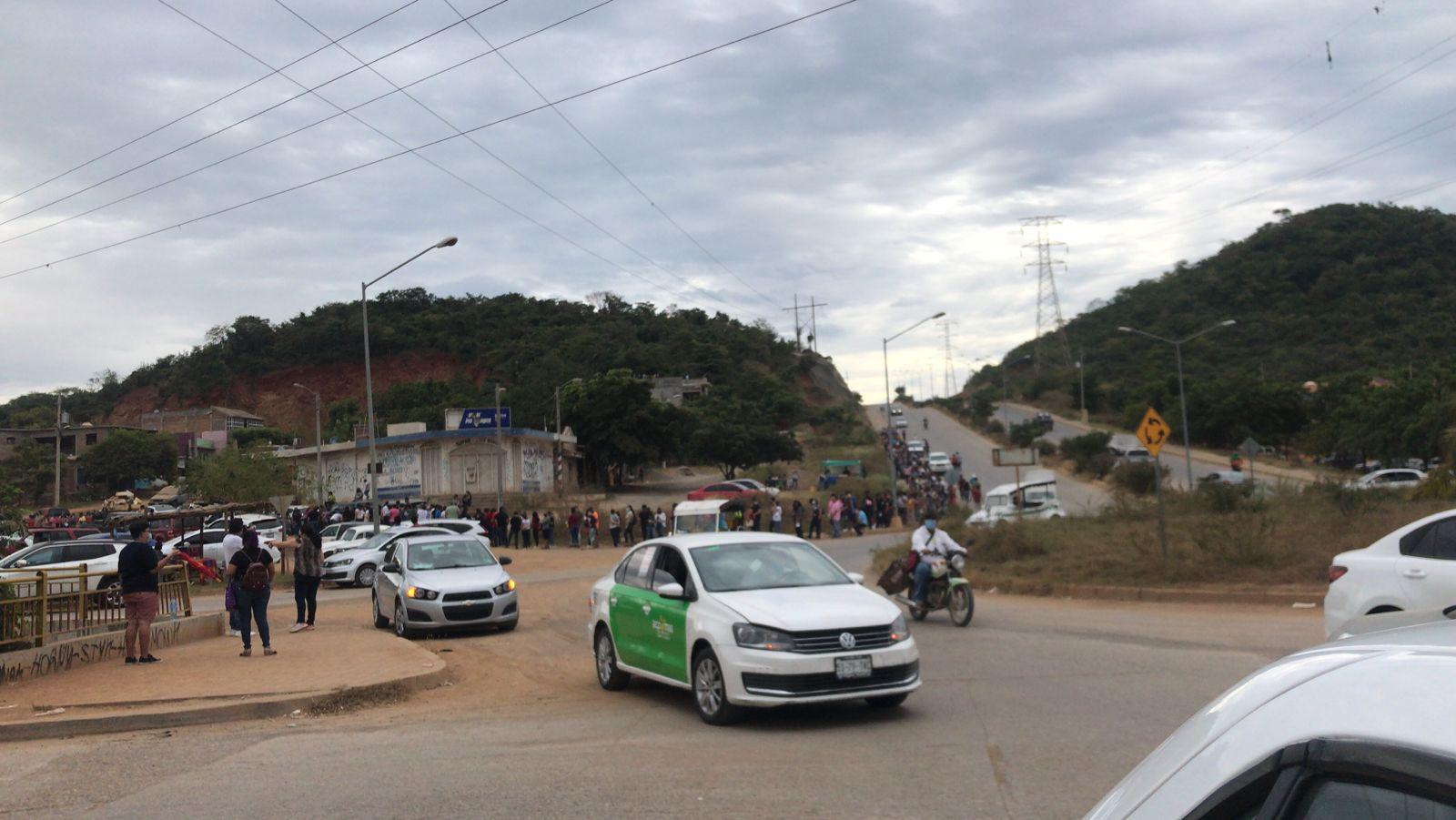 $!No manches, la fila llega hasta el cerro, dicen sorprendidos asistentes a la vacunación