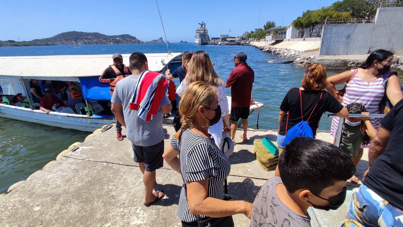 $!Cientos acuden diariamente a la Isla de la Piedra en Mazatlán; la mayoría son turistas locales