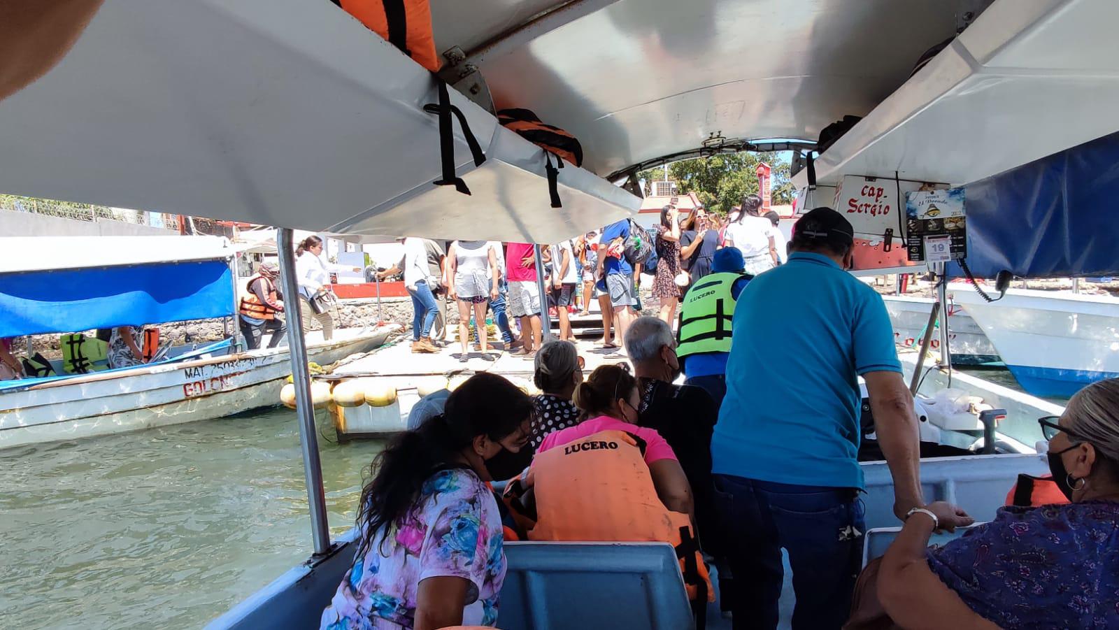 $!Cientos acuden diariamente a la Isla de la Piedra en Mazatlán; la mayoría son turistas locales