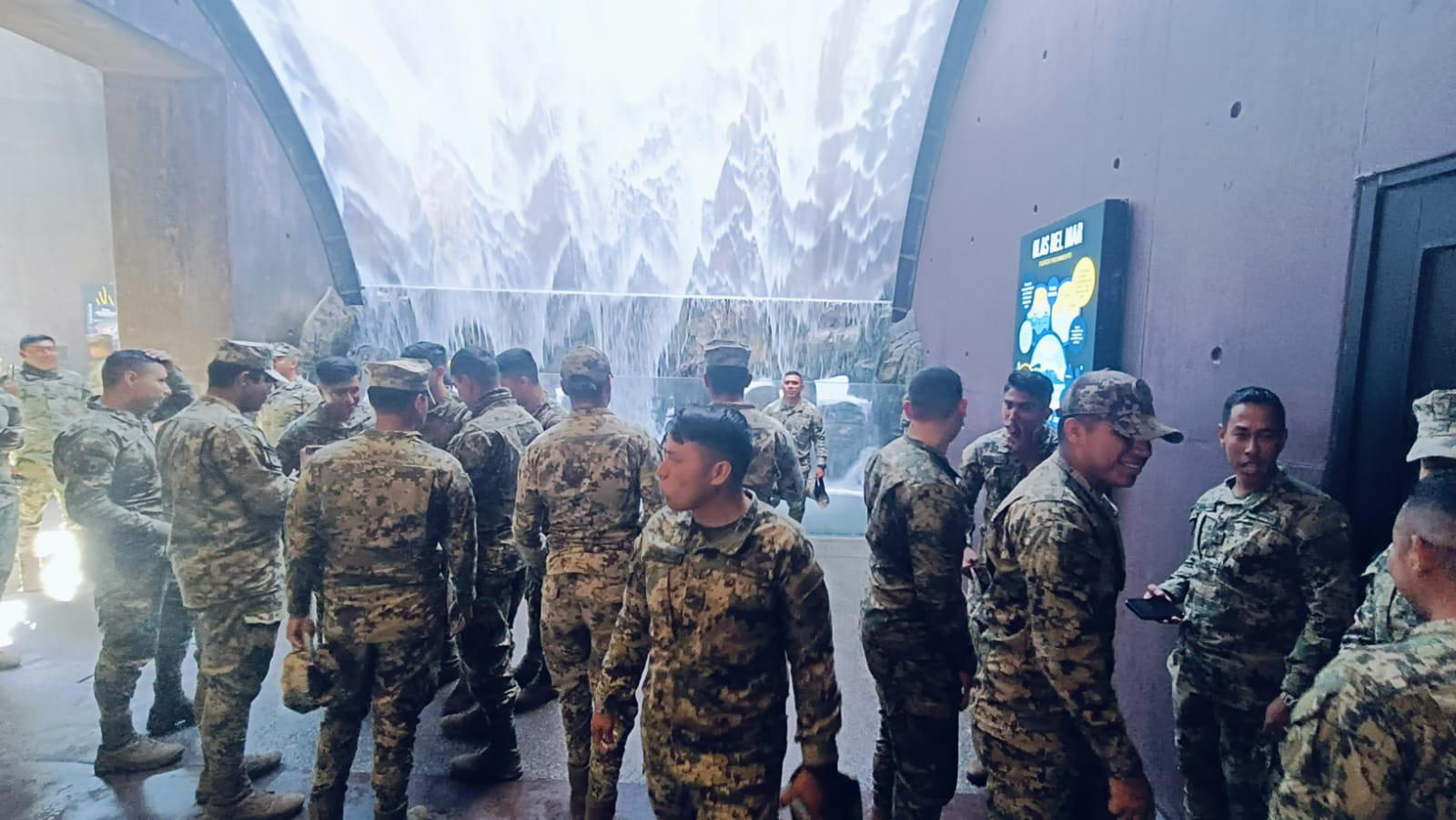 $!Gran Acuario Mazatlán recibe a 300 marinos que participaron en el operativo de seguridad del Carnaval 2025