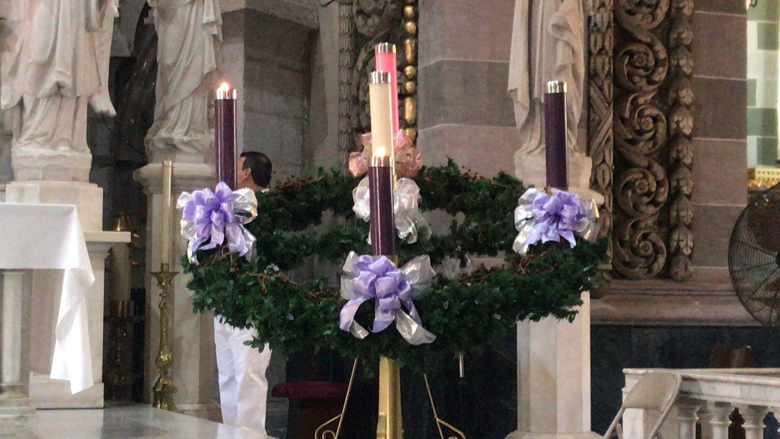 $!Encienden segunda luz de la Corona de Adviento de Catedral de Mazatlán; la Iglesia se prepara para la Navidad