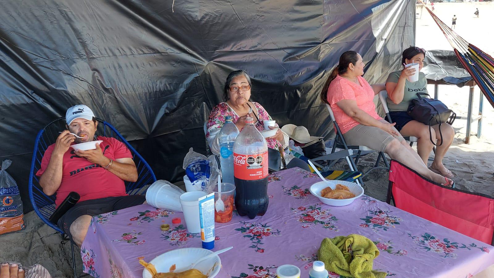 $!Bien ‘equipada’, la familia Avendaño vuelve a acampar en Playa Ponce, una tradición de más de 20 años