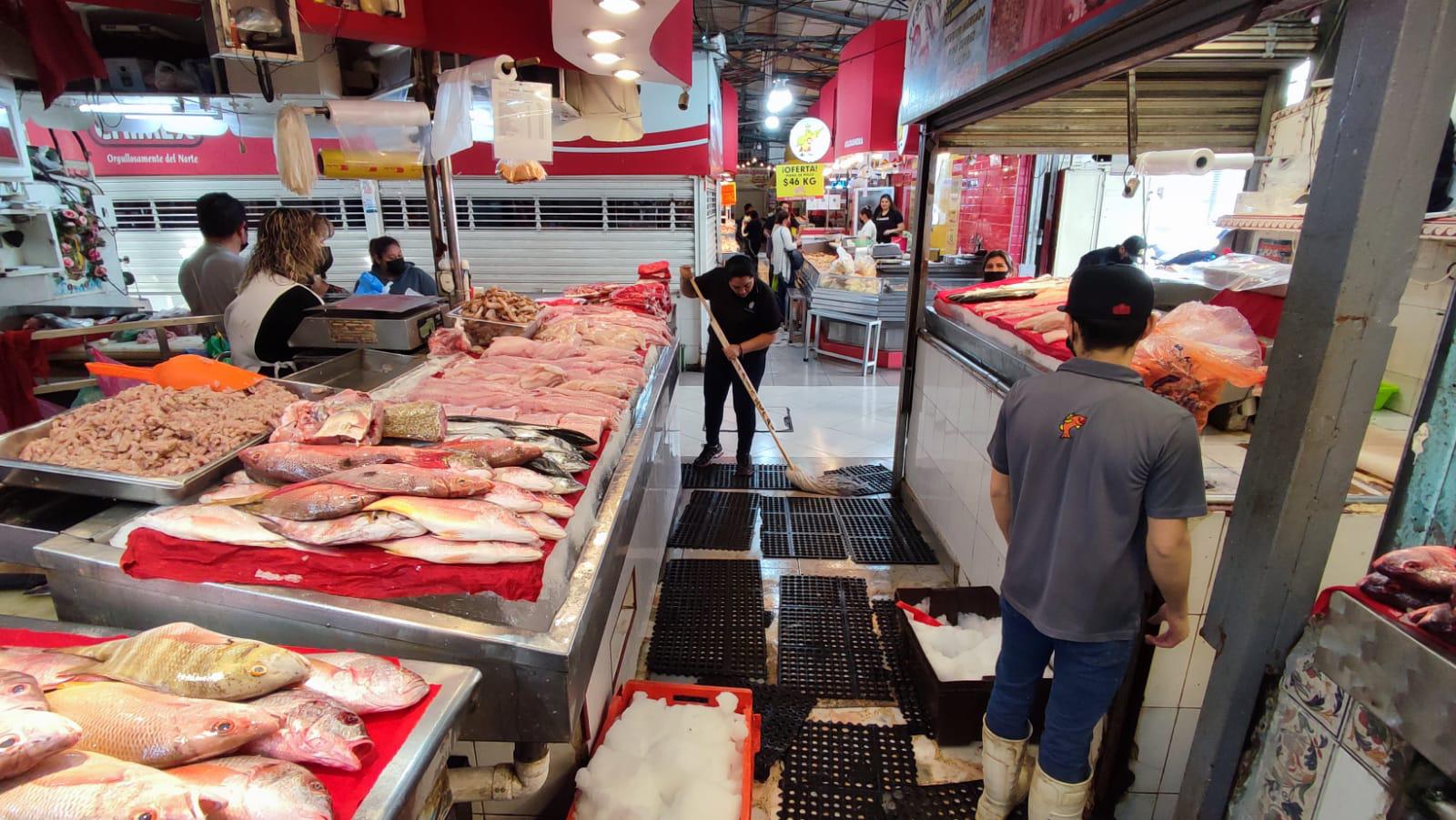 $!Tranquila, la venta de pescados y mariscos este primer viernes de Cuaresma en Mazatlán