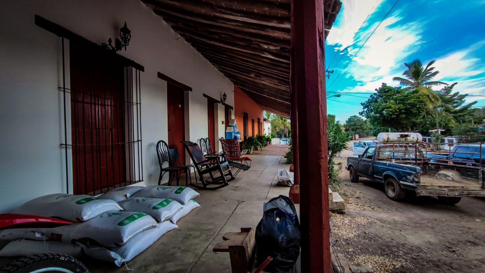 $!Promete Gobierno de Mazatlán cambiar alumbrado público y reconstruir barda de primaria en Puerta de Canoas