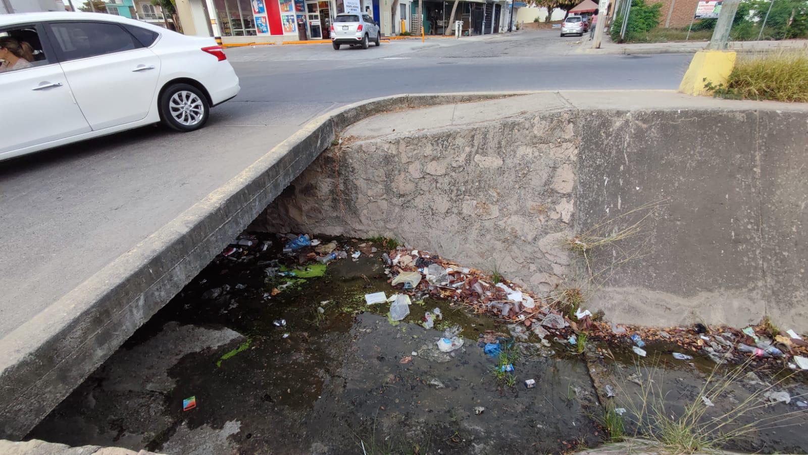 $!En plena temporada de huracanes, el canal del Infonavit Alarcón, en Mazatlán, está atascado de basura