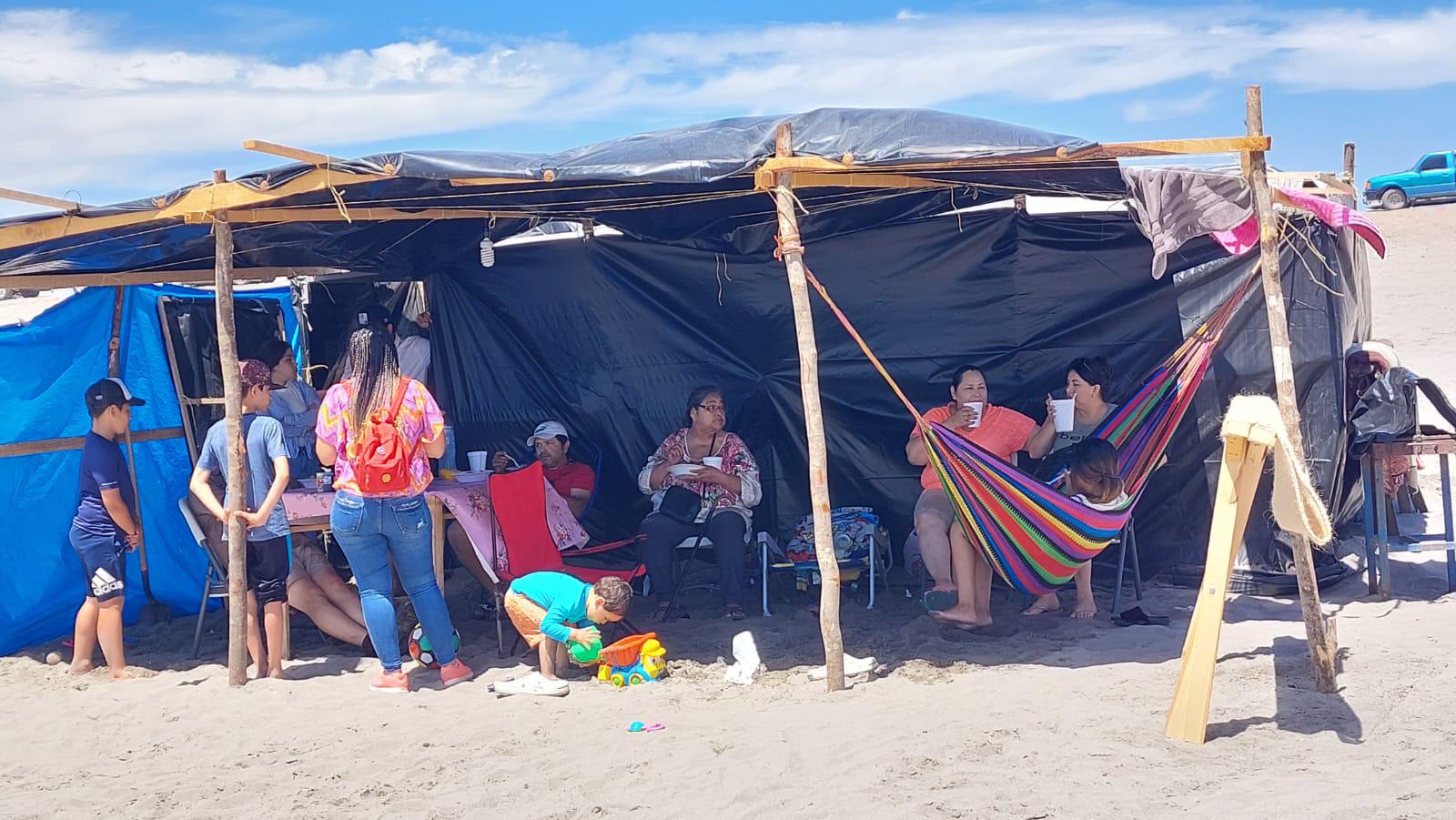 $!Bien ‘equipada’, la familia Avendaño vuelve a acampar en Playa Ponce, una tradición de más de 20 años