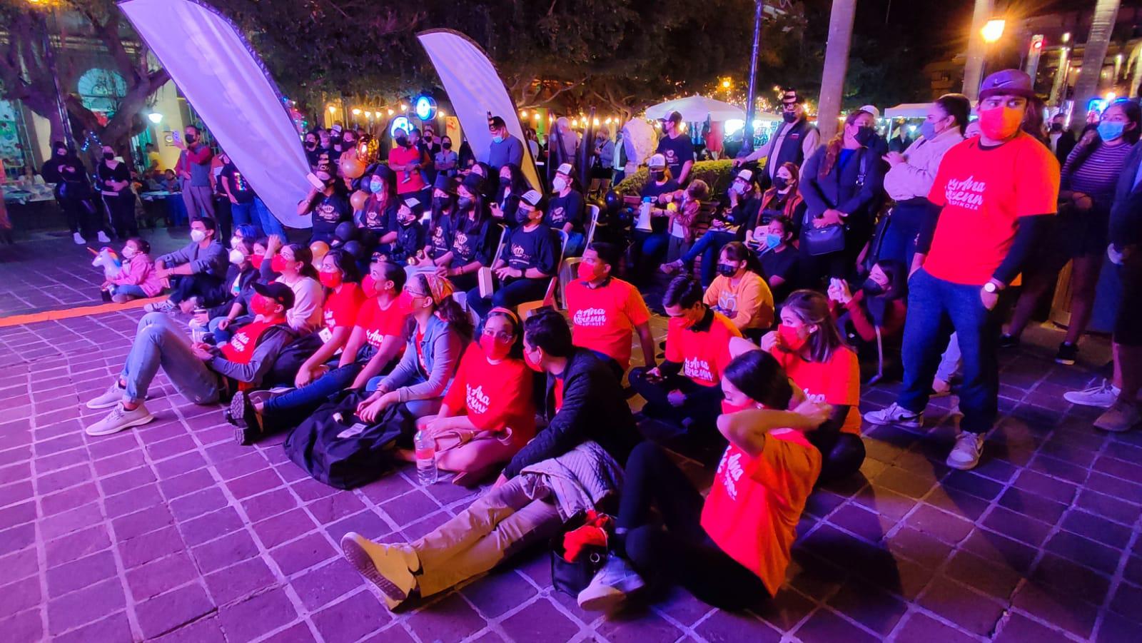 $!Mazatlecos se reúnen en la Plazuela Machado a ver la elección de la Reina de Carnaval y de los Juegos Florales