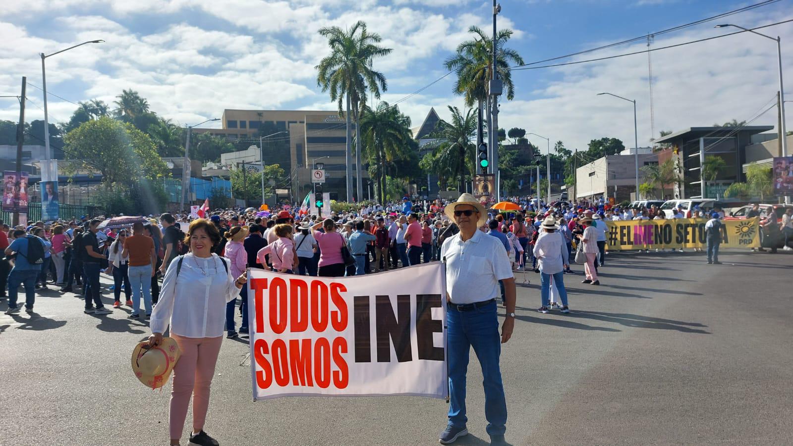 $!Marchan miles de personas en Culiacán en defensa del INE