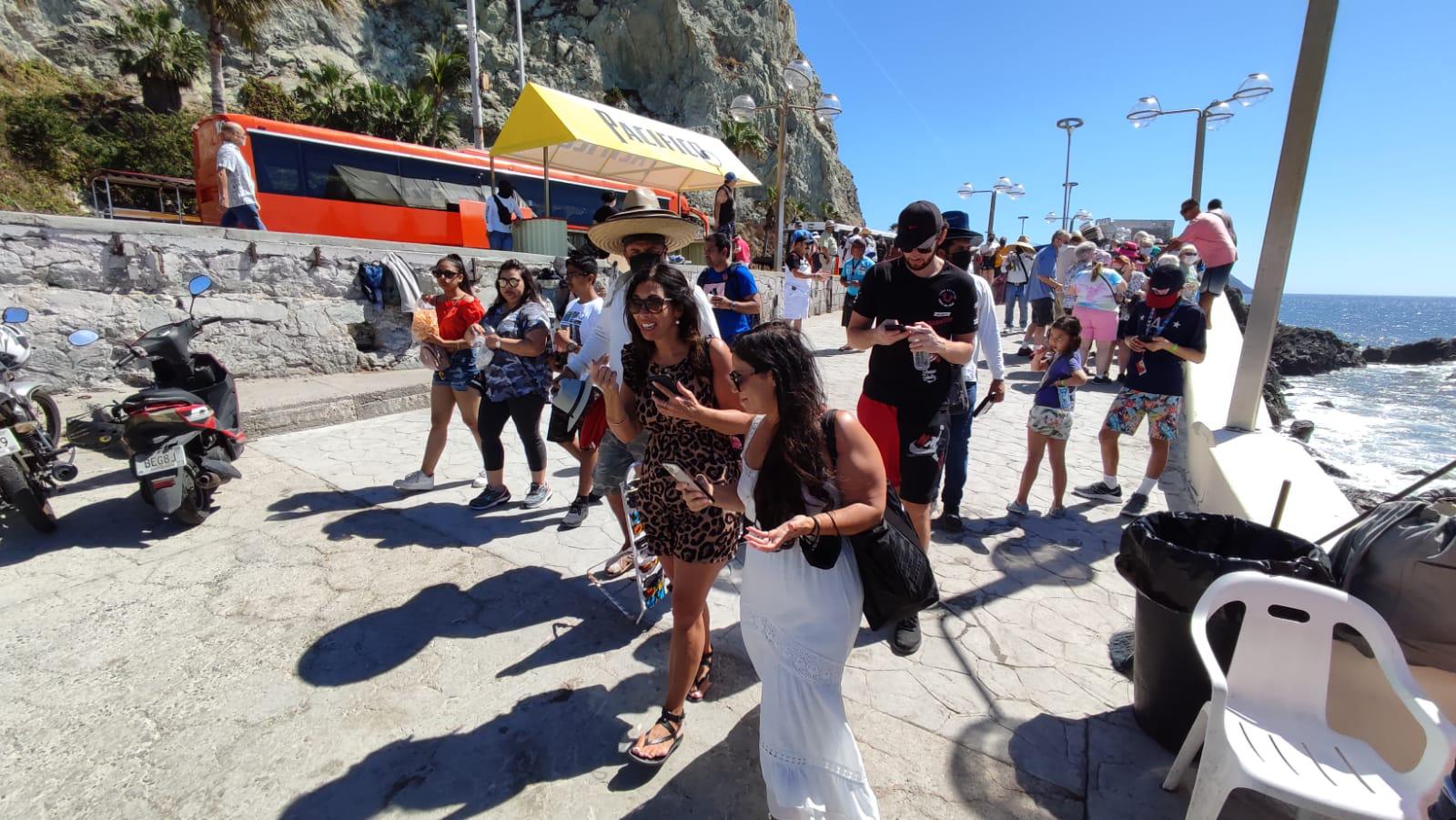 $!Disfrutan cientos de turistas navieros del precarnaval de Mazatlán