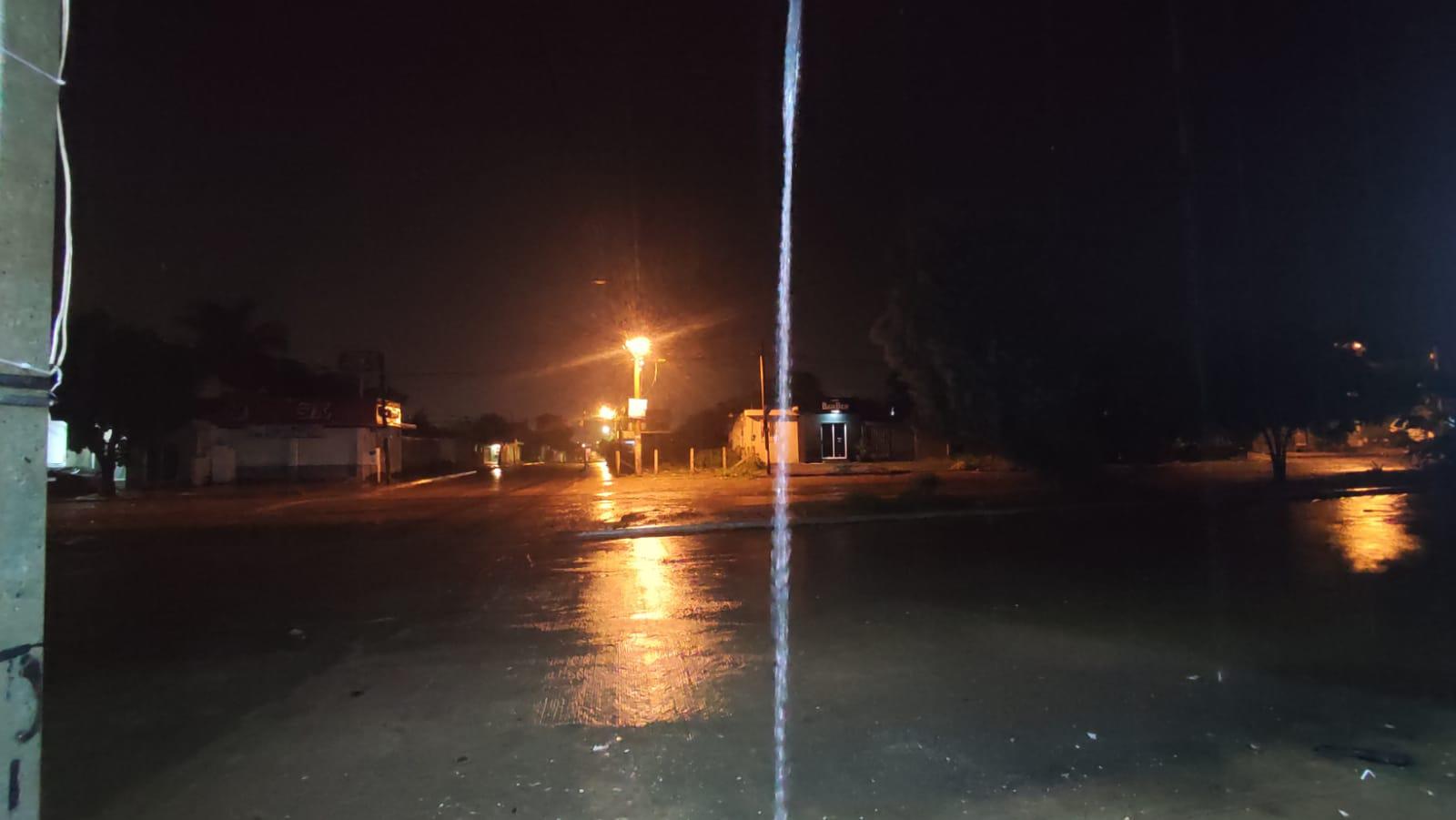 $!Lluvia ‘pega’ en Mazatlán y afecta llegada a tiempo de personas a sus trabajos