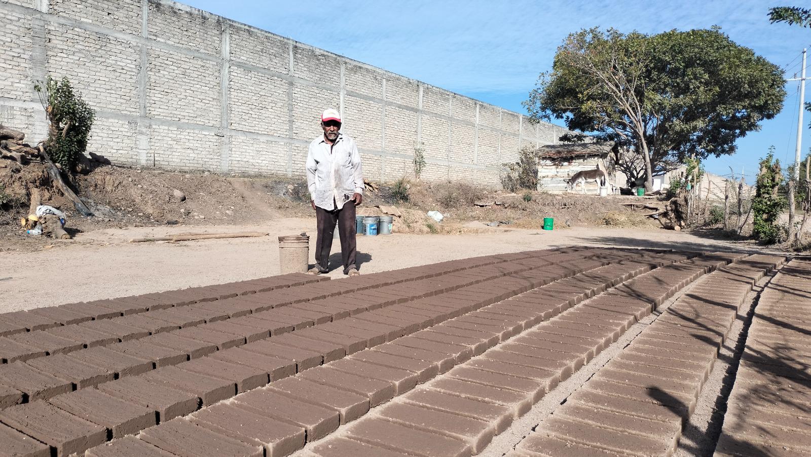 $!Don José Luis da continuidad a la elaboración artesanal del ladrillo en Rosario