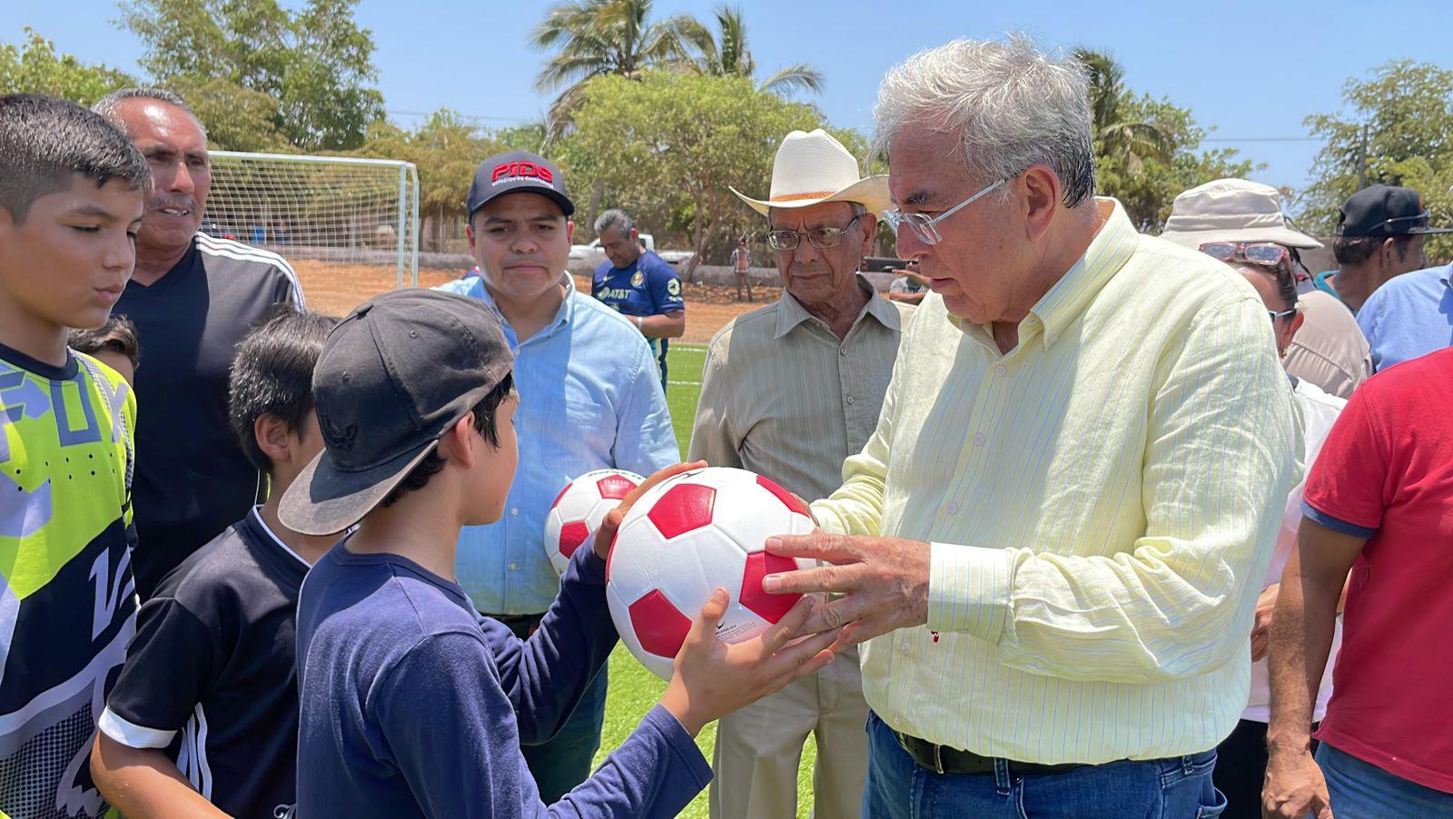 $!El Gobernador Rubén Rocha Moya inaugura cancha de futbol en La Reforma