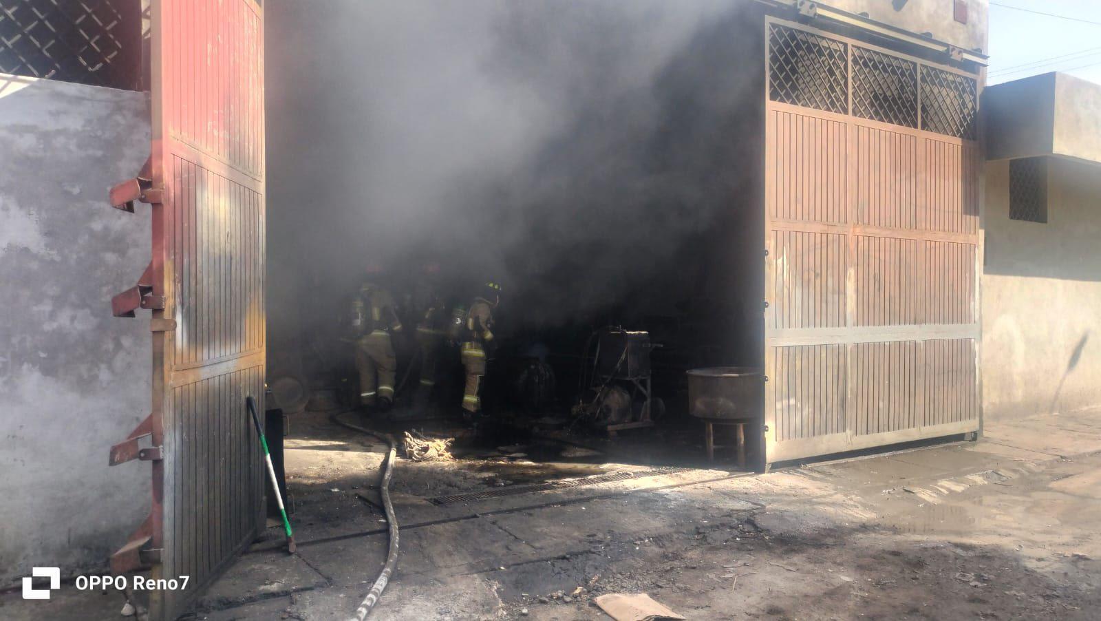 $!Moviliza a Bomberos Mazatlán incendio en taller mecánico en la Casa Redonda, en Mazatlán