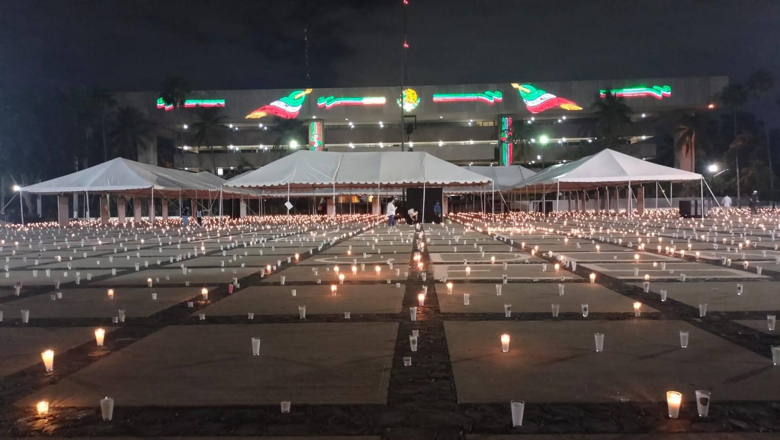 $!5 mil velas brillan por los ausentes, Palacio de Gobierno de Sinaloa.