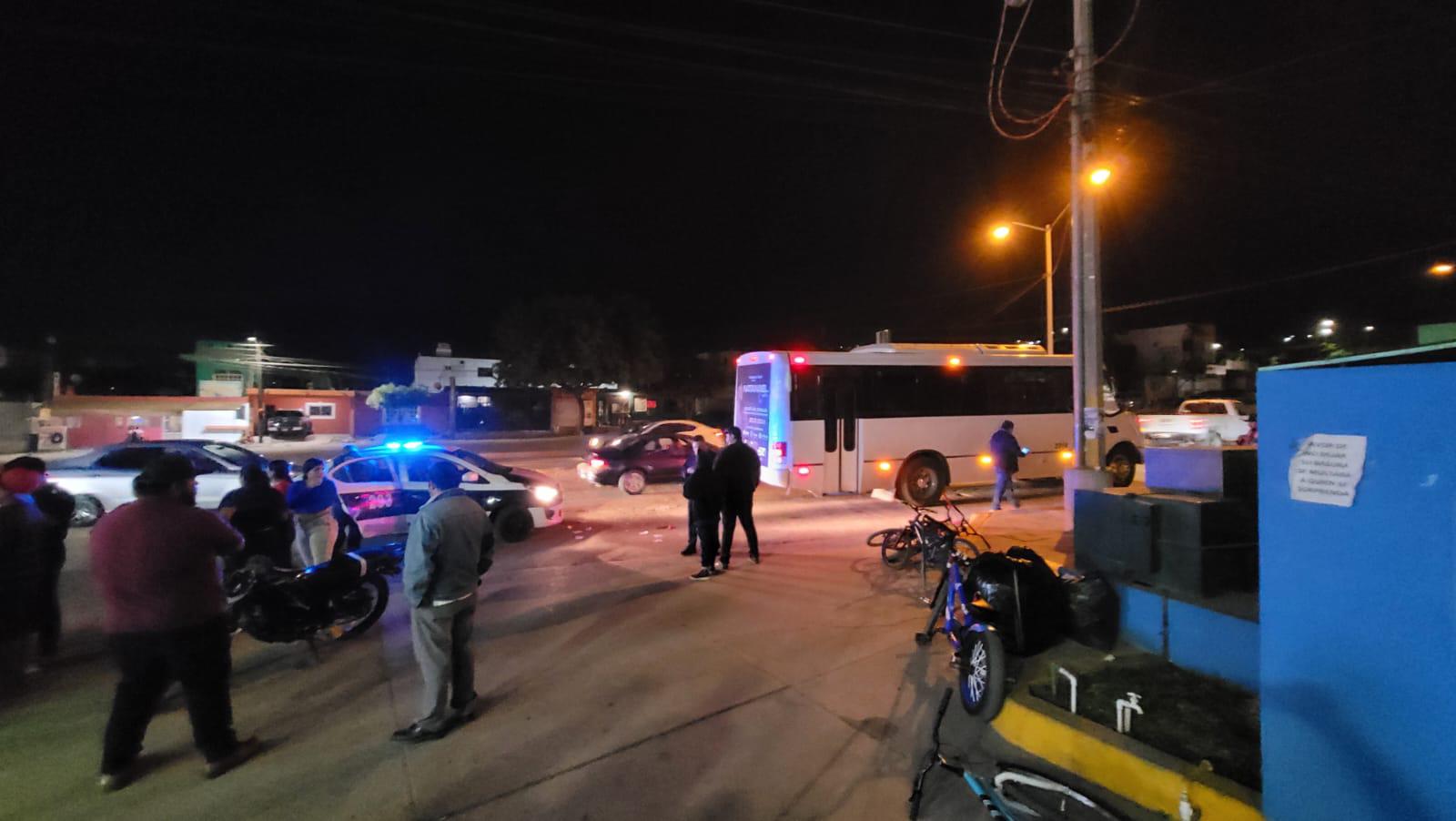 $!Graves, dos personas tras chocar en moto contra camión en Mazatlán