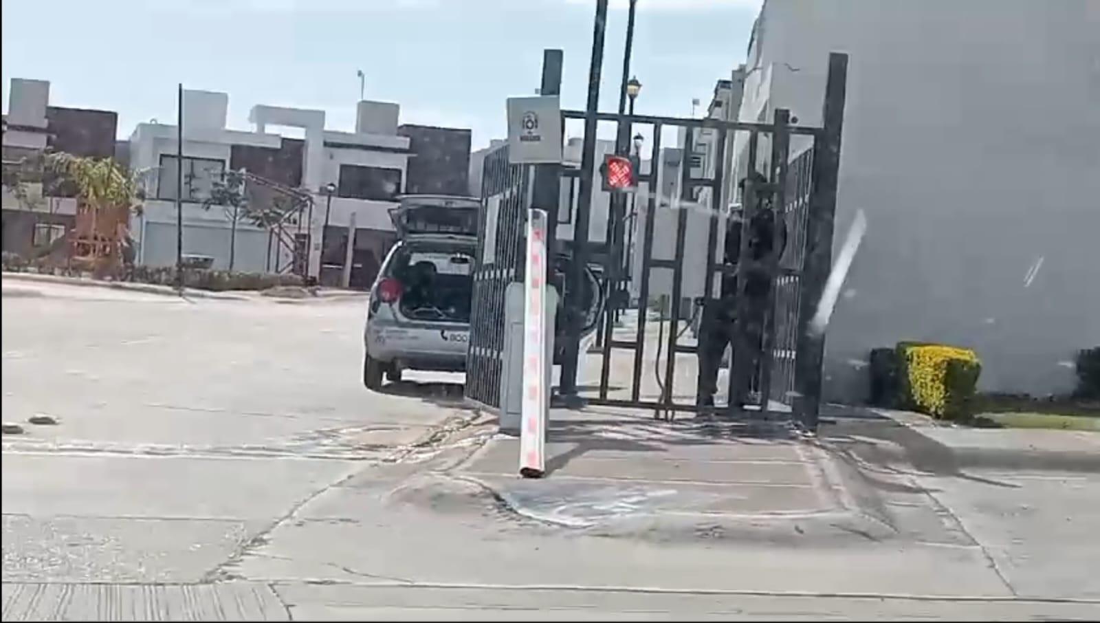 $!Abandonan policías y militares los barrios y calles por donde se dieron las privaciones de las familias