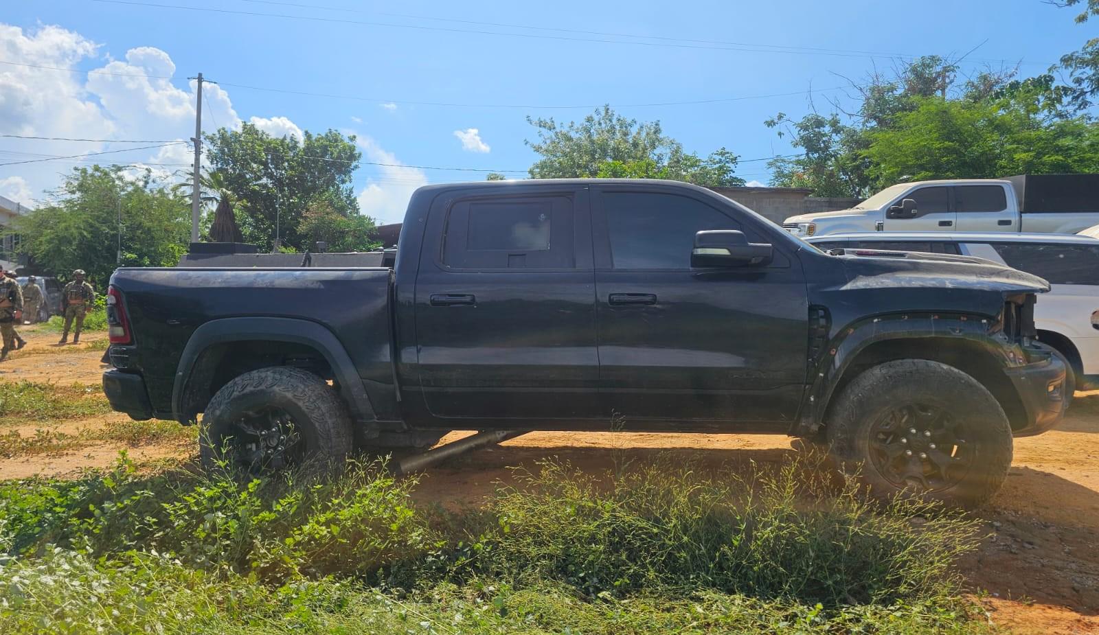 $!Cuatro vehículos con reporte de robo y blindaje artesanal fueron asegurados en Sanalona, Culiacán