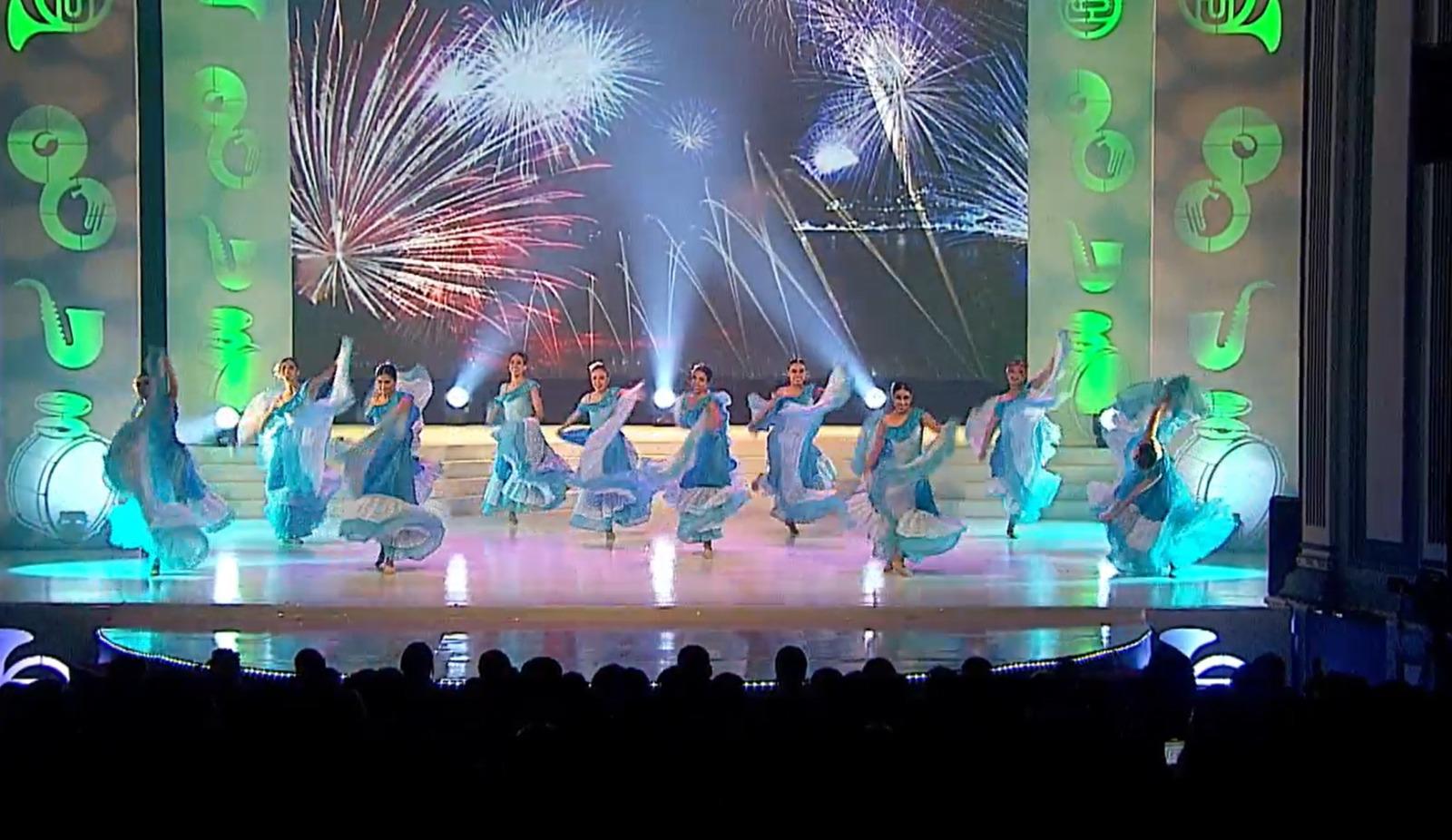 $!Integrantes del Ballet Clásico del Instituto Municipal de Cultura durante una de las coreografías que formaron parte del espectáculo de la noche.