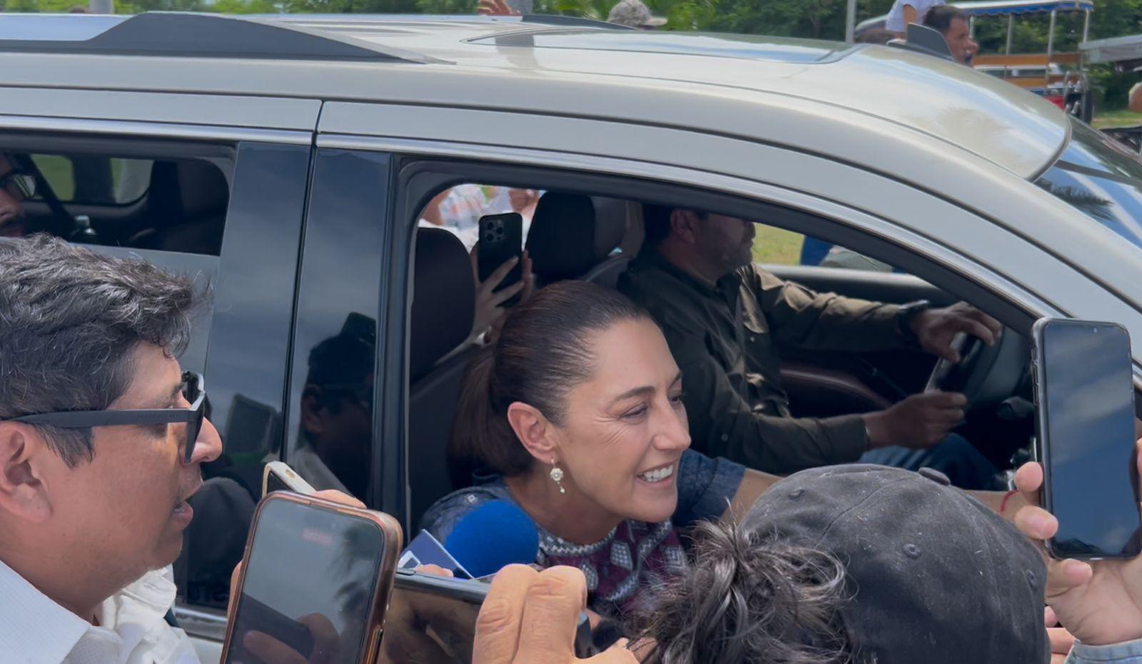 $!Arriba Claudia Sheinbaum al Centro de Convenciones, en Mazatlán