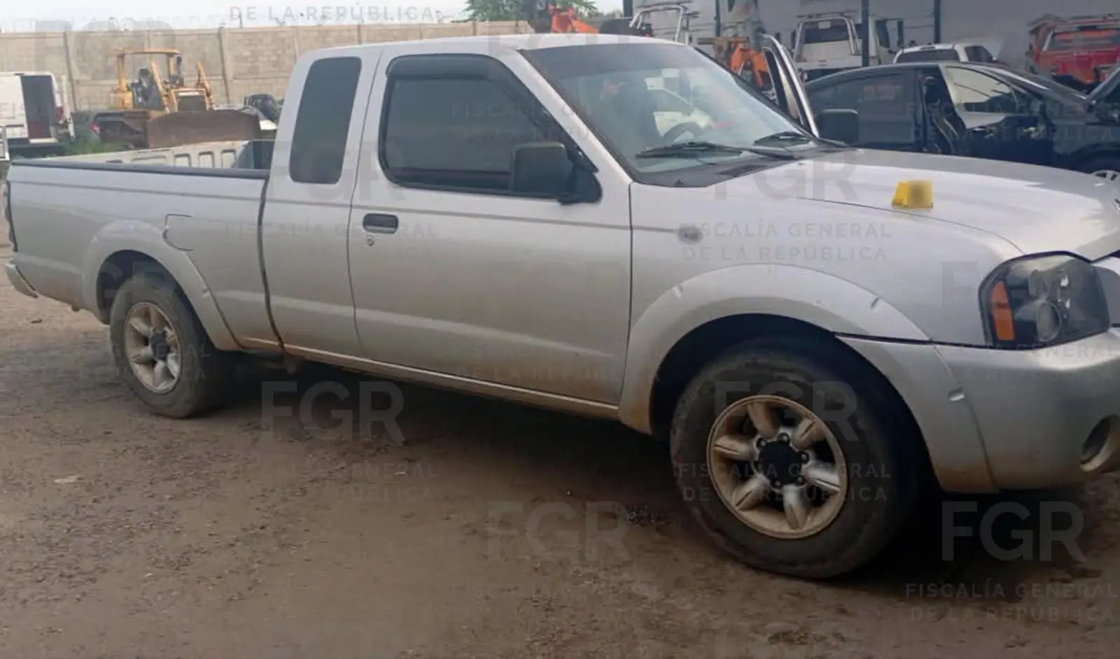 $!Catean pensión vehicular en Mazatlán y hallan armas, 539 cartuchos y un vehículo blindado
