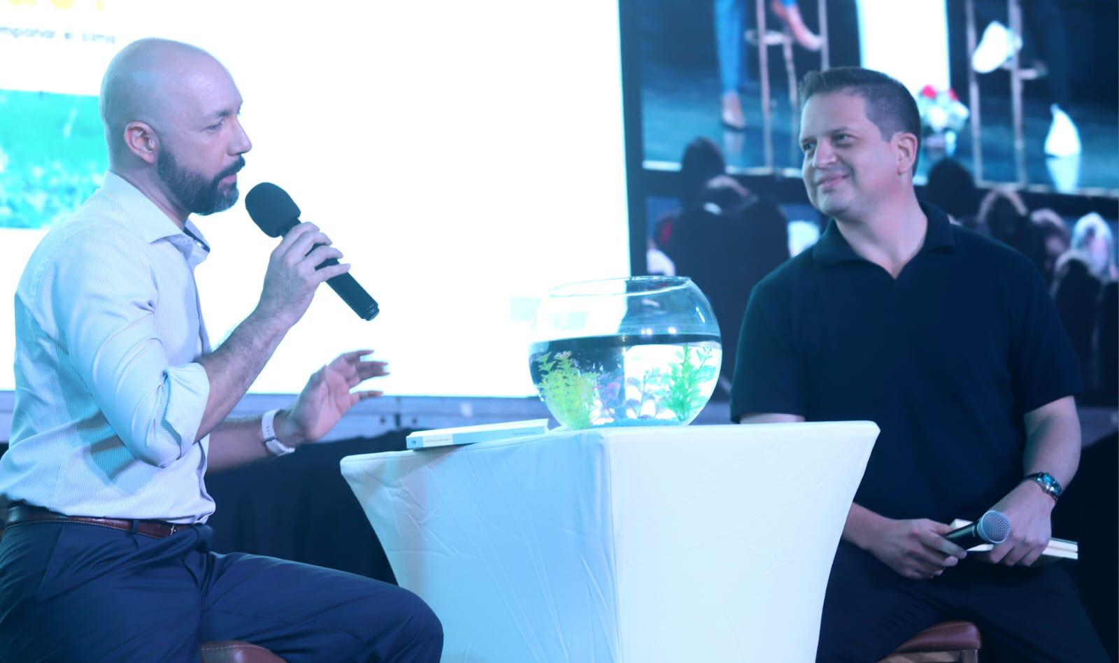 $!Algunos amigos del autor leyeron fragmentos de las columnas.