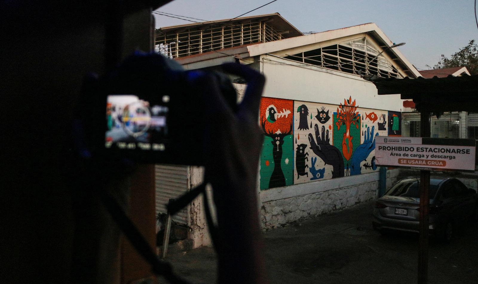 $!En el antiguo Mercado Izábal, el artista mazatleco Iván Mayorquín pintó el mural “El niño perdido”.